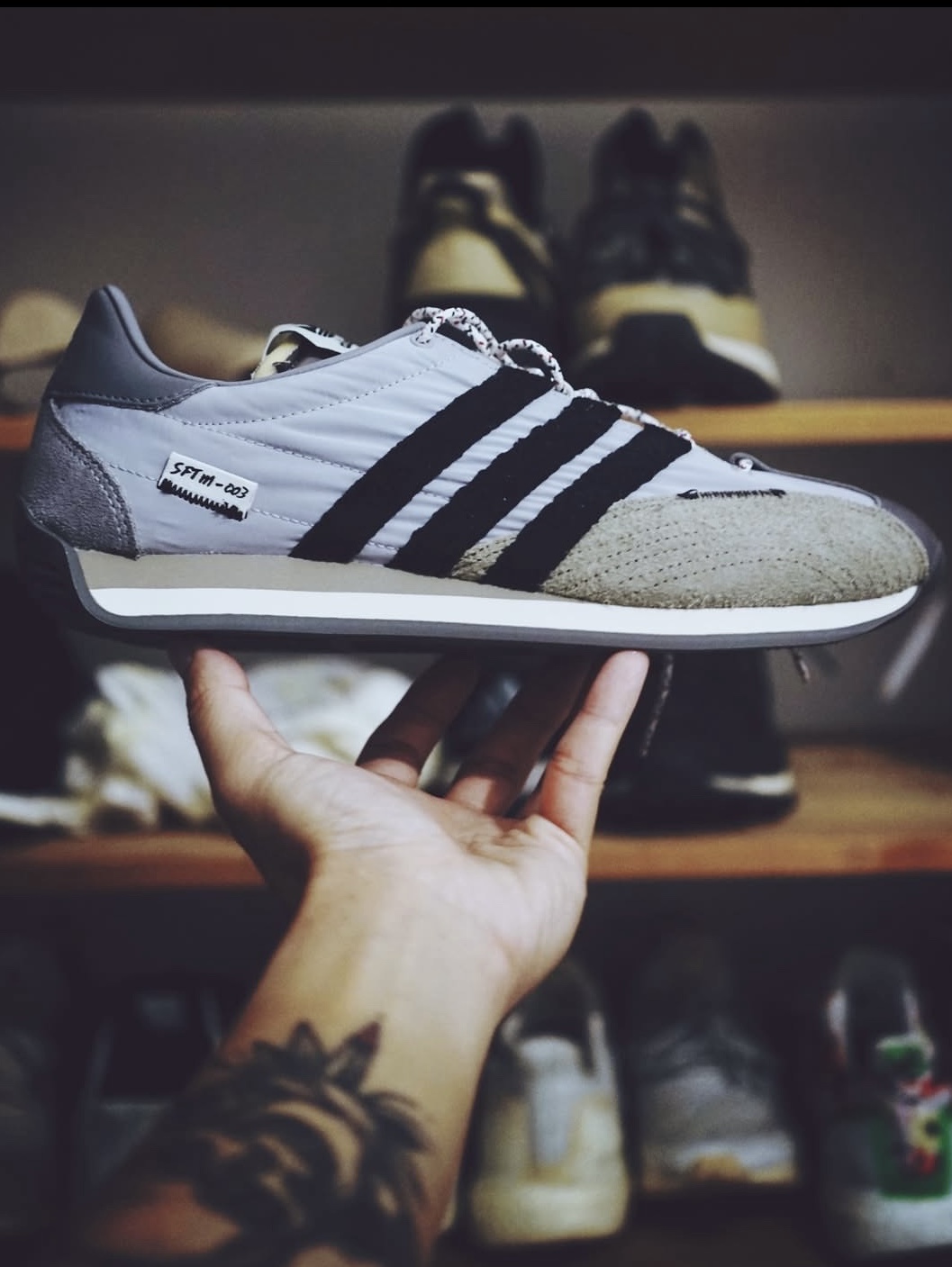 Adidas x Song for the Mute Country OG Grey Two Core Black 착용 스타일 - 2