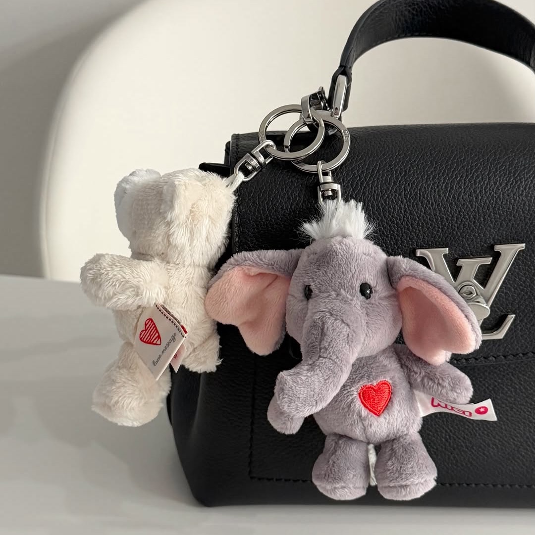 [KREAM 단독] NICI Love bear cream 10cm bb, [KREAM 단독] NICI Keyholder Love elephant dark grey 10cm GREEN 착용 스타일 - 4