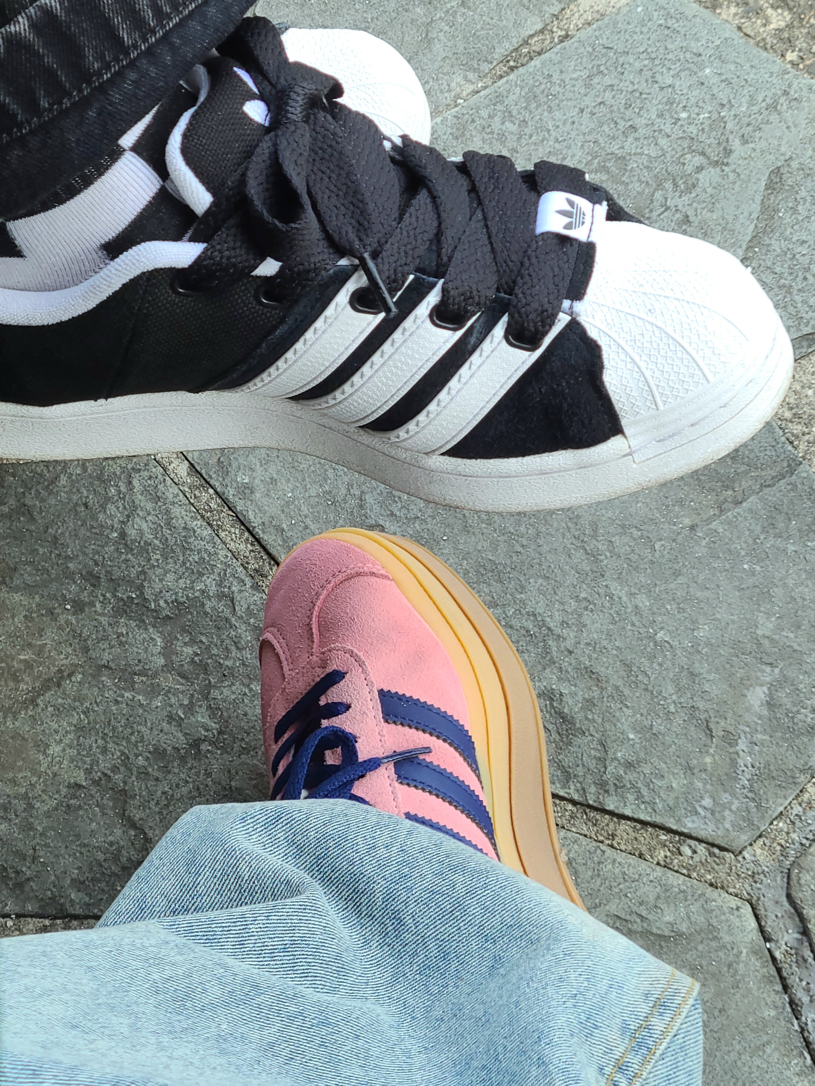 Adidas Superstar Supermodified Core Black Cloud White, (W) Adidas Gazelle Bold Pink Glow Victory Blue 착용 스타일