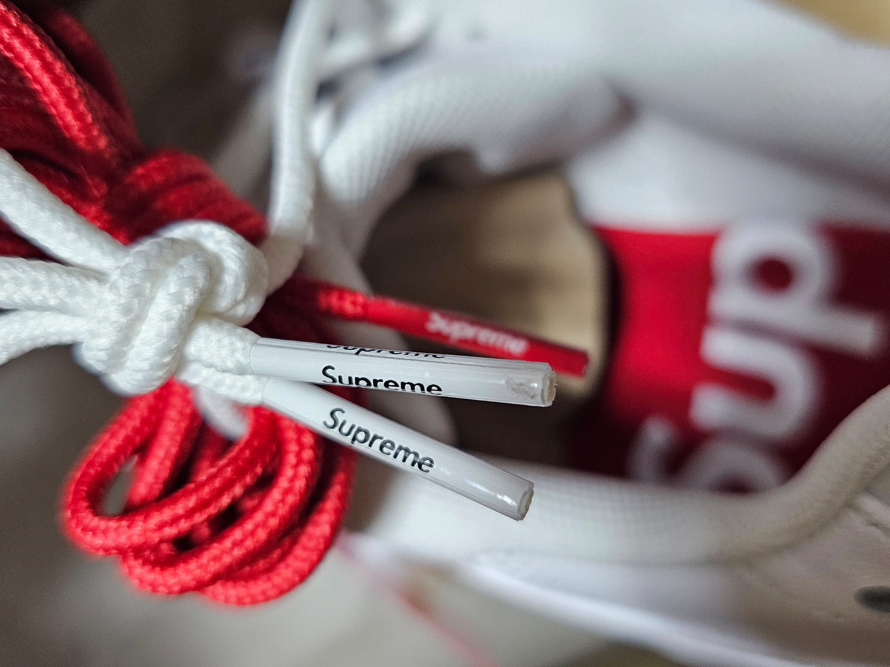 Nike x Supreme SB Air Max 2 CB 94 Low White Varsity Red White Gum Light Brown 착용 스타일 - 1