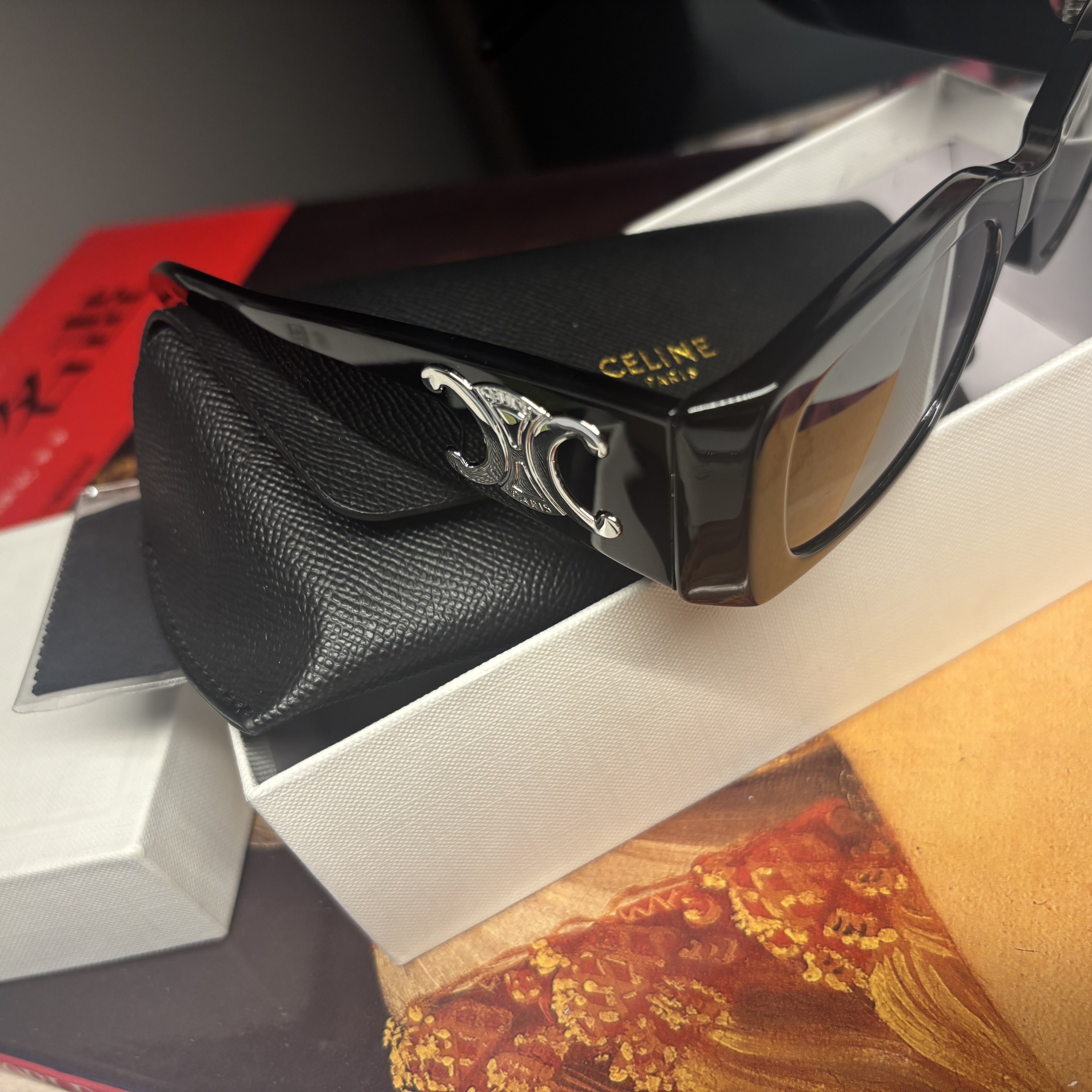 (W) Celine Triomphe XL 01 Sunglasses in Acetate Black 착용 스타일 - 1
