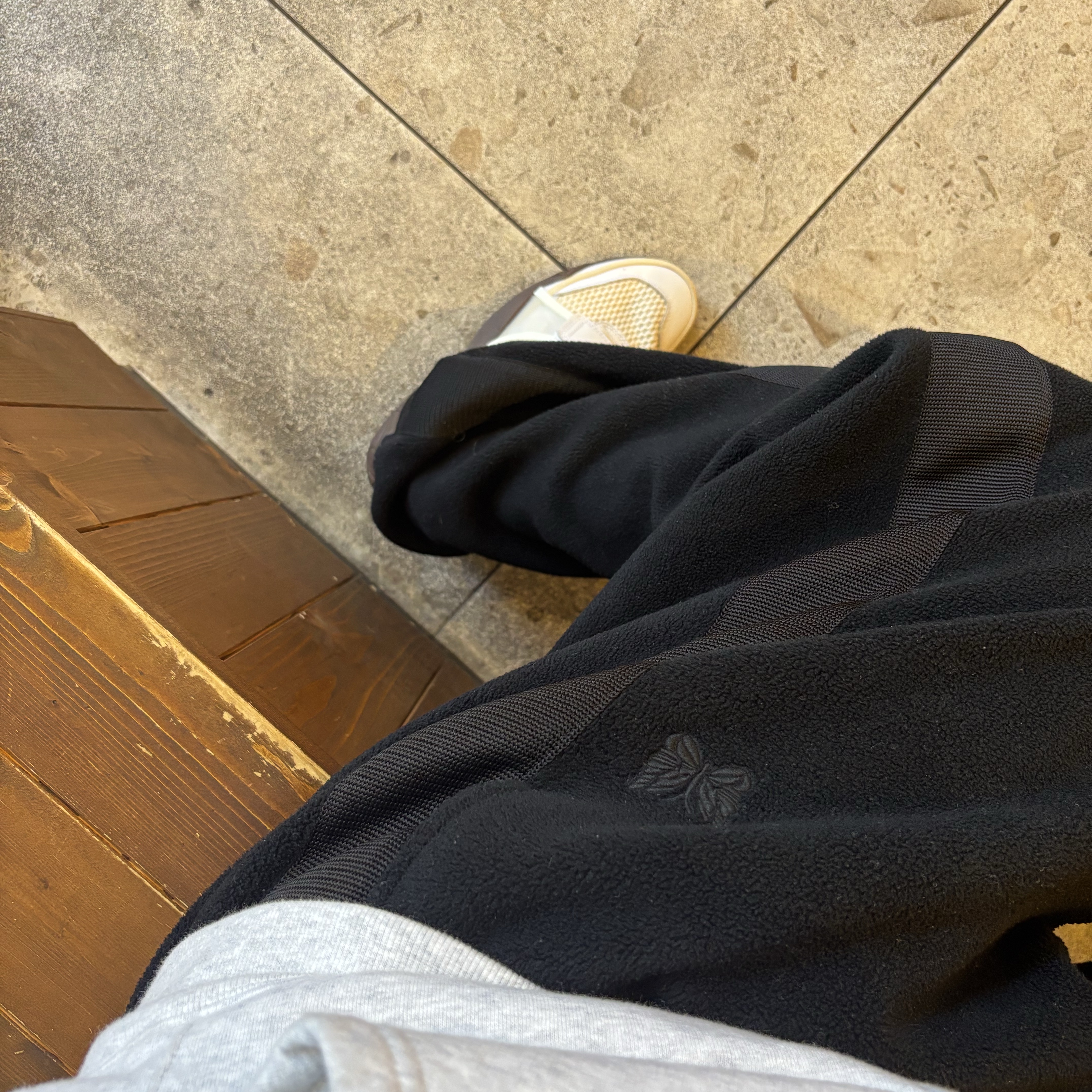 Nike x Travis Scott Zoom Field Jaxx White and Light Chocolate, Uniqlo x Needles Fleece Wide Pants Black - JP 착용 스타일 - 2