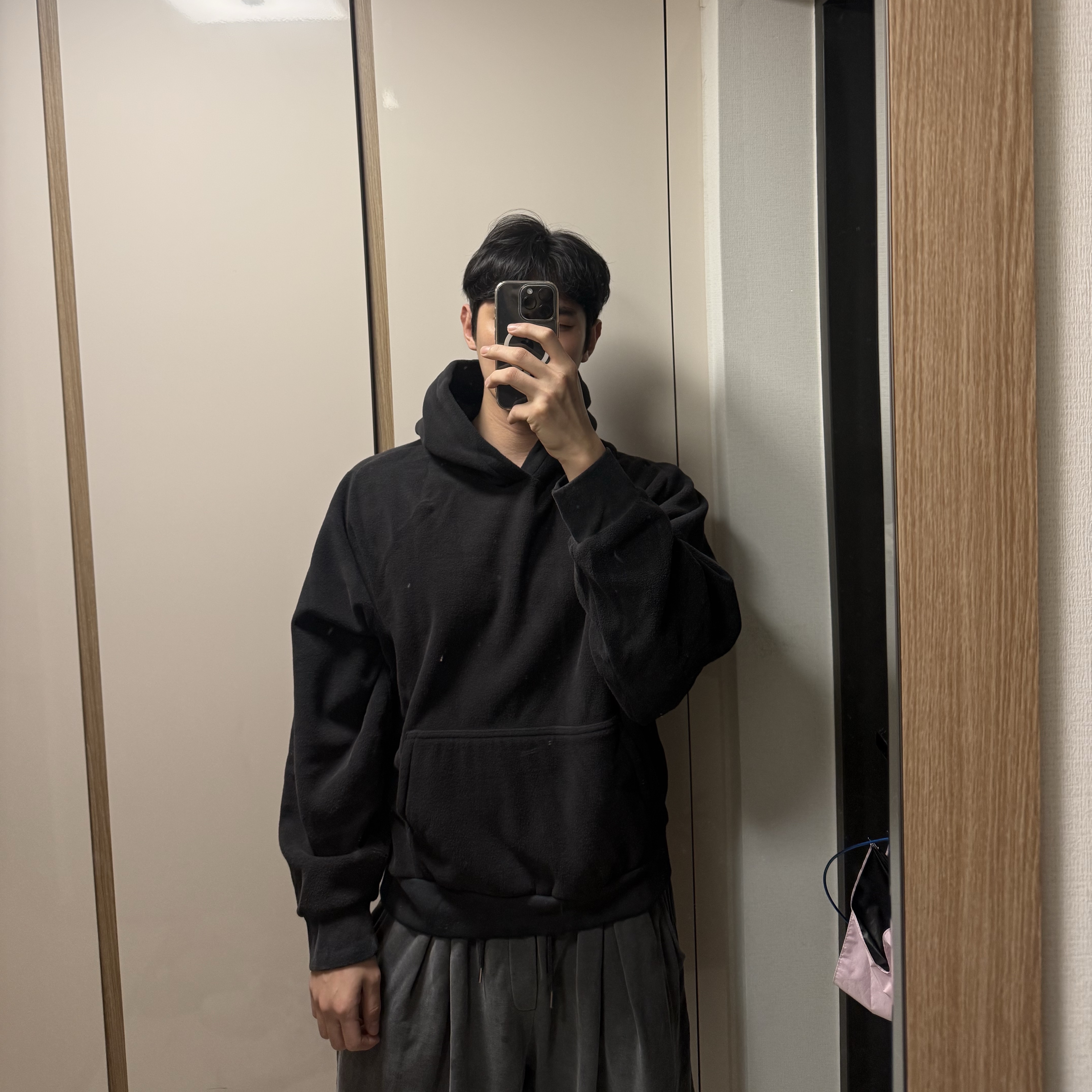 Yeezy Gap Polar Fleece Regular Hoodie Black 착용 스타일 - 3