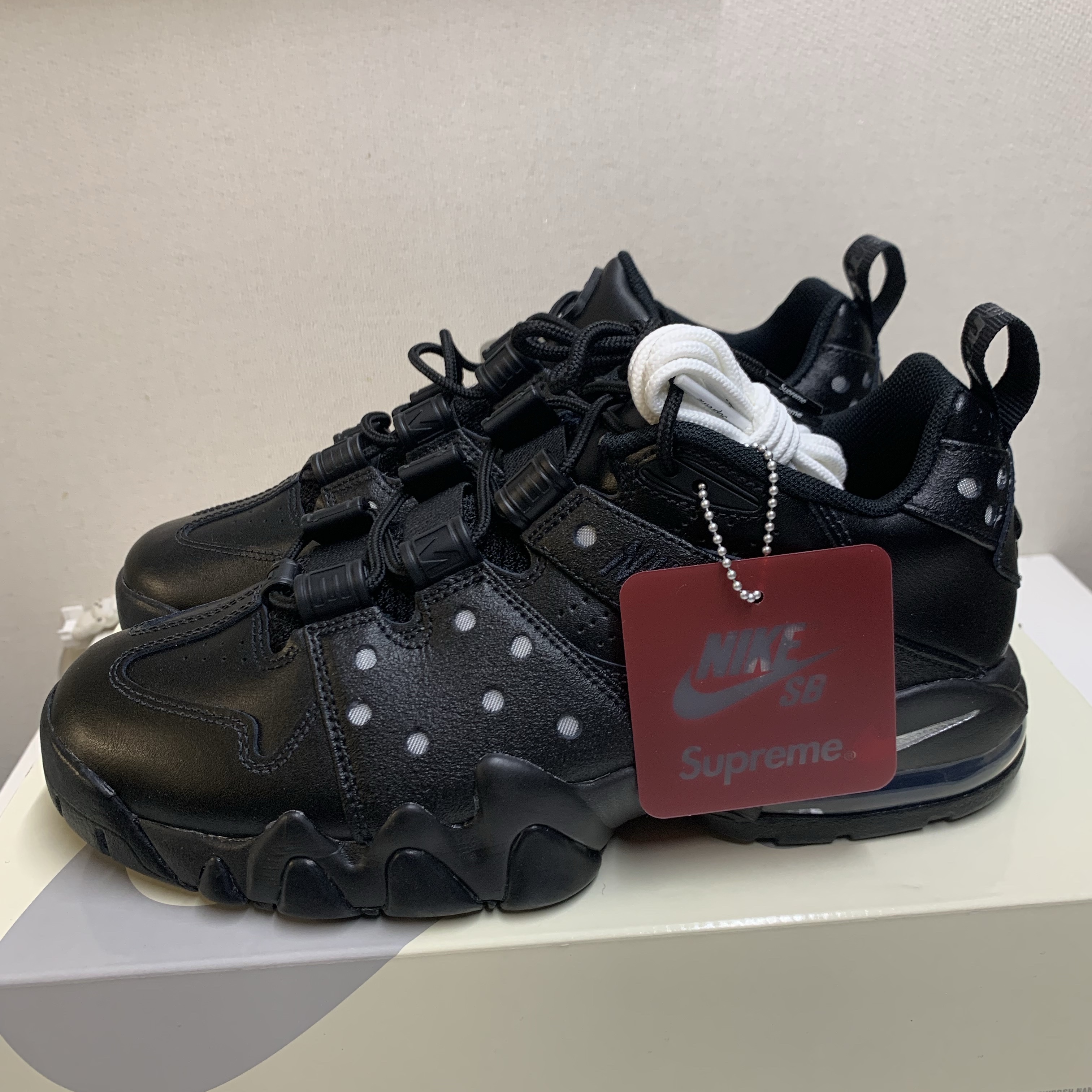Nike x Supreme SB Air Max 2 CB 94 Low Black Metallic Silver Black 착용 스타일 - 2