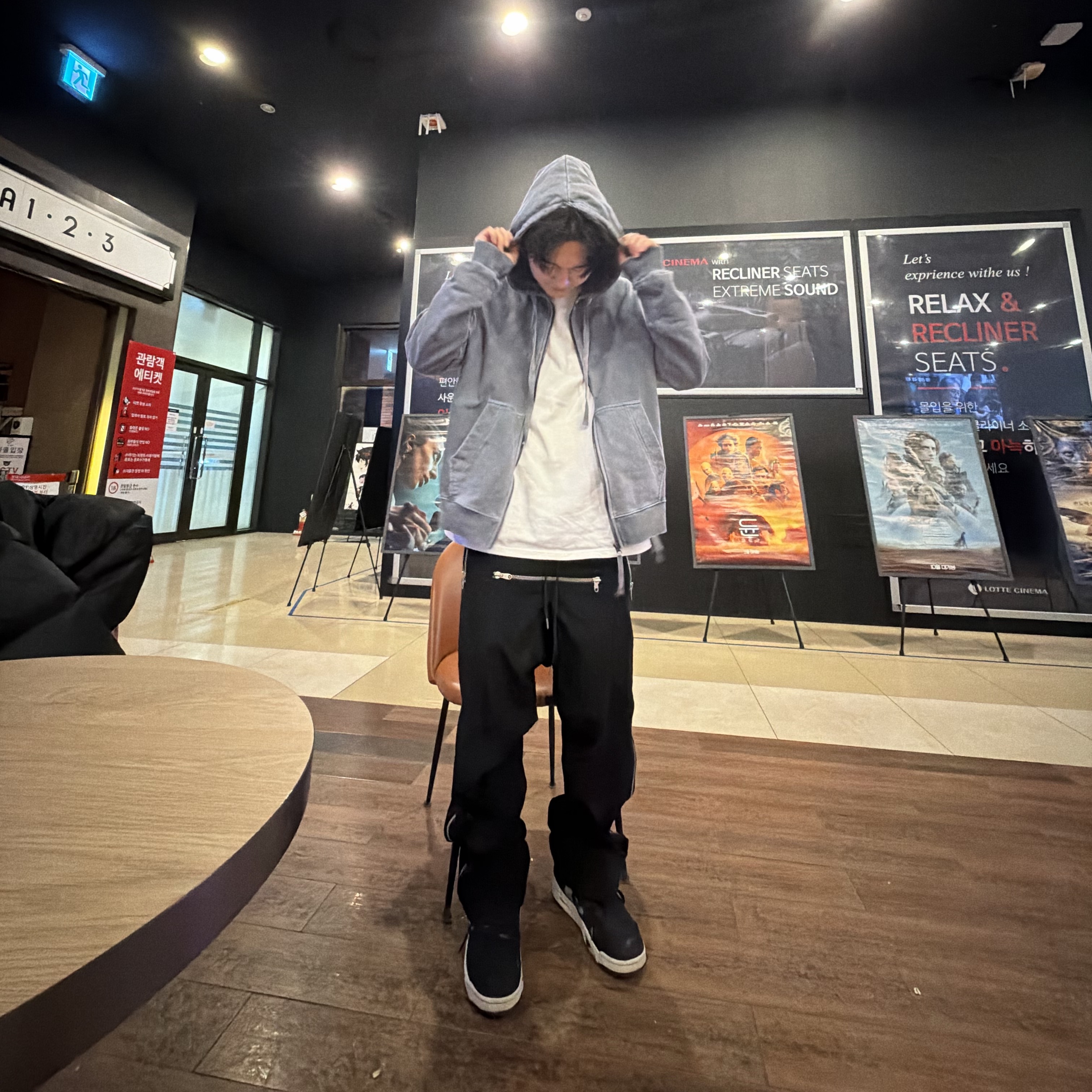 Jordan 5 Retro Light Graphite and Wolf Grey, Jordan 5 Retro Fire Red Black Tongue 2025 착용 스타일 - 3