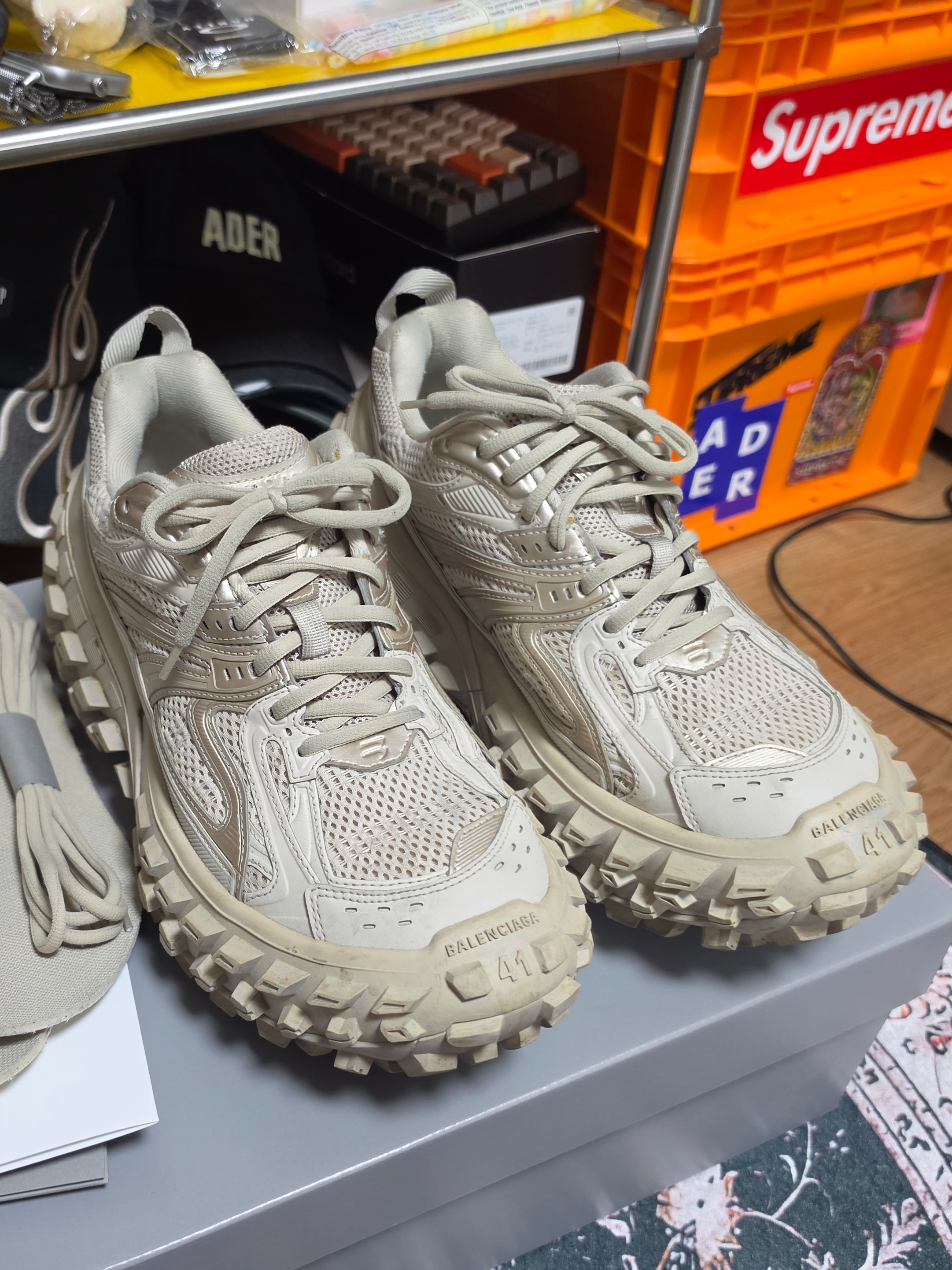 Balenciaga Defender Sneakers Beige 착용 스타일