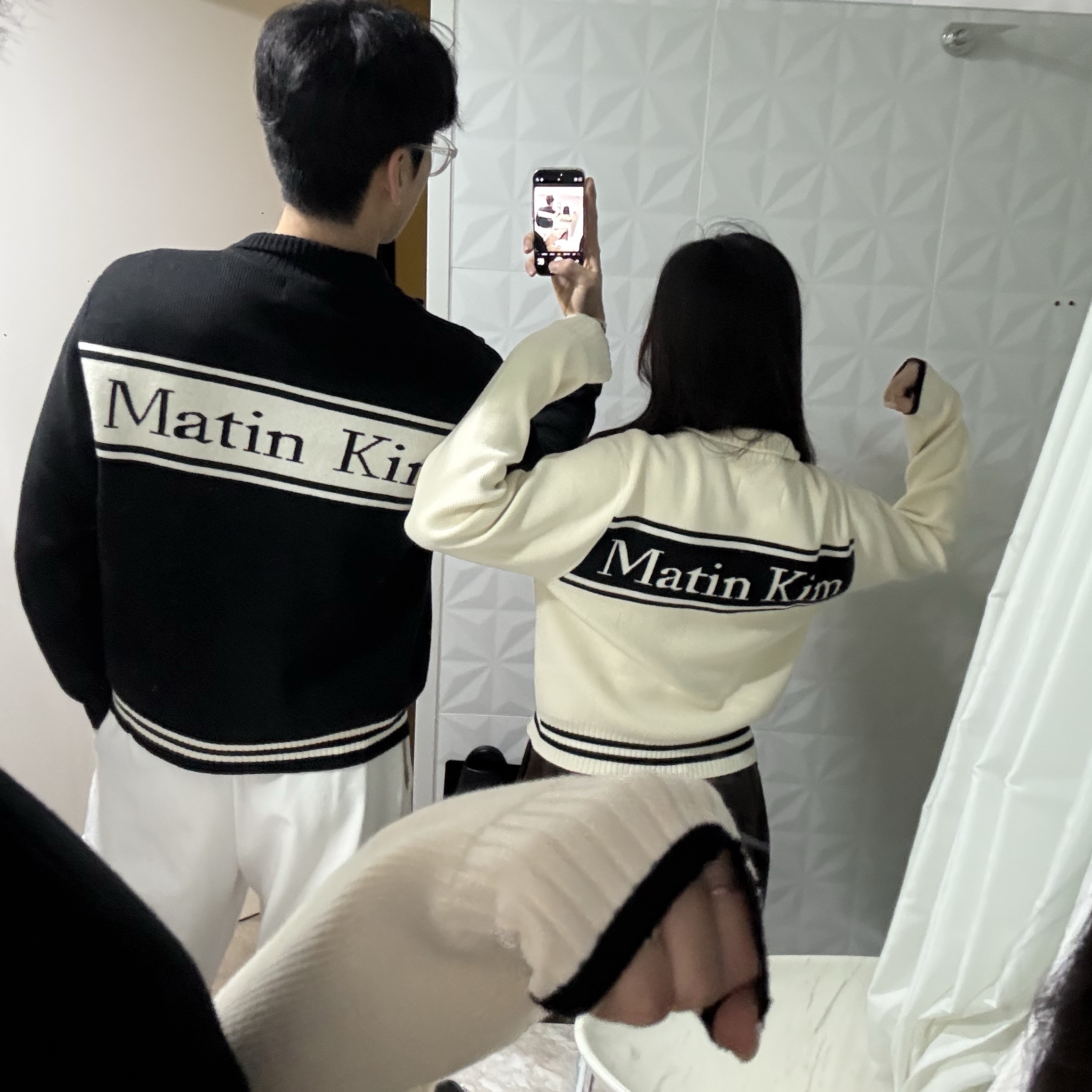 Matin Kim Spell Point Stripe Knit Cardigan Black, Matin Kim Spell Point Stripe Knit Cardigan Ivory 착용 스타일 - 3