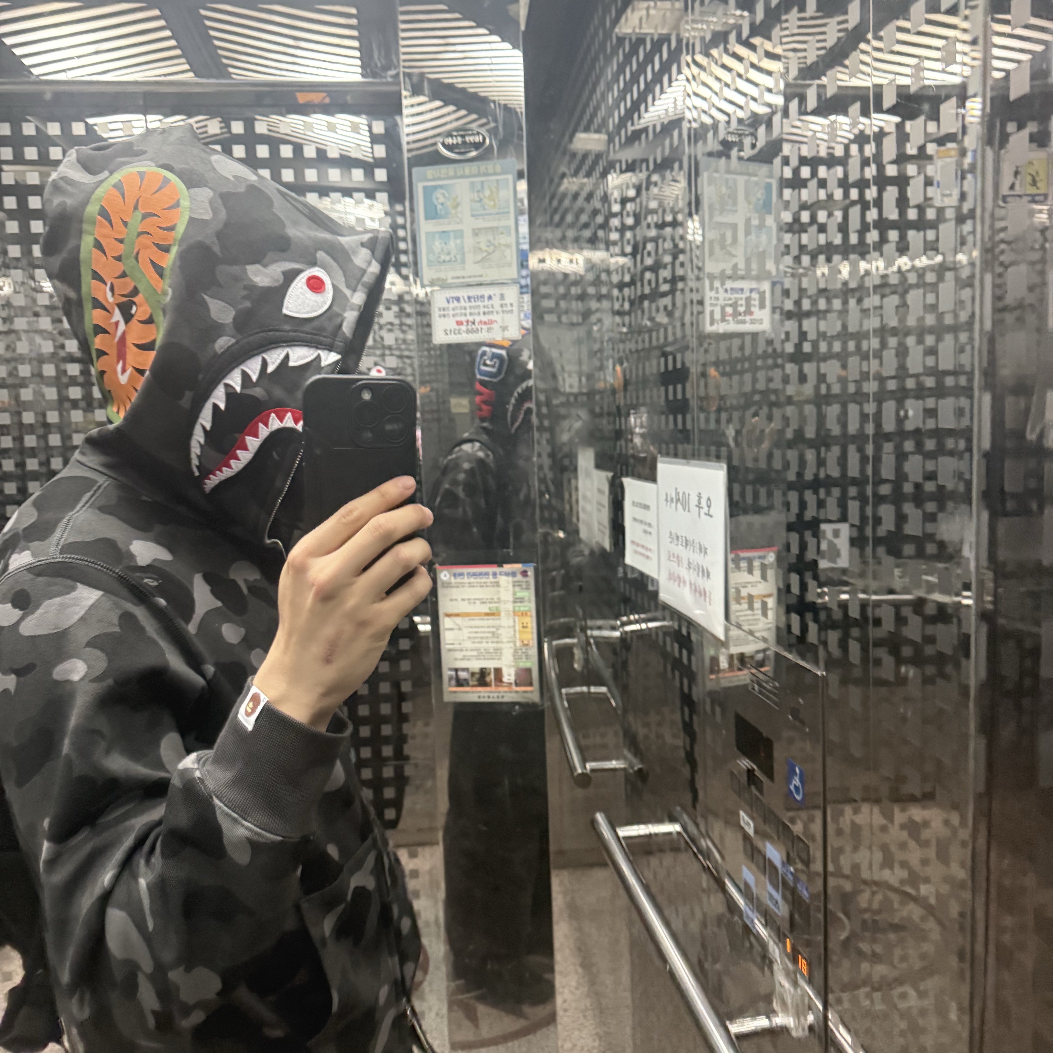 BAPE Color Camo Shark Full Zip Hoodie Black 착용 스타일 - 1