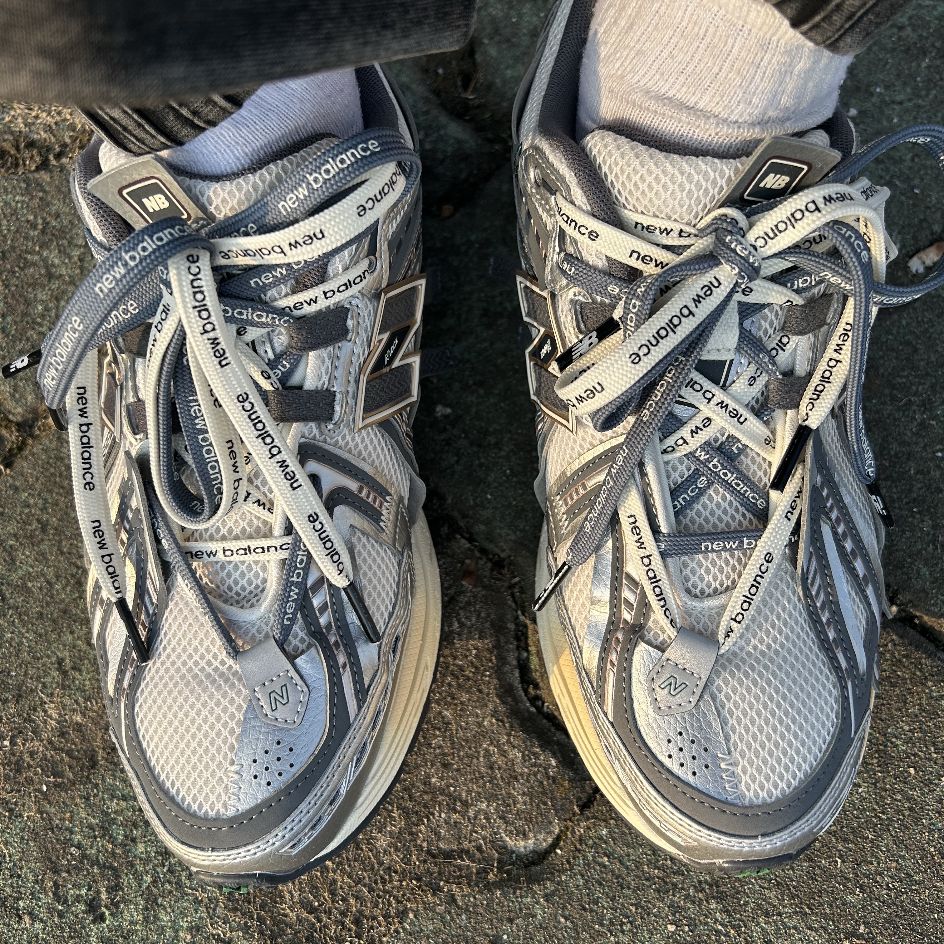 New Balance 1906A Silver Metallic Castlerock 착용 스타일 - 1