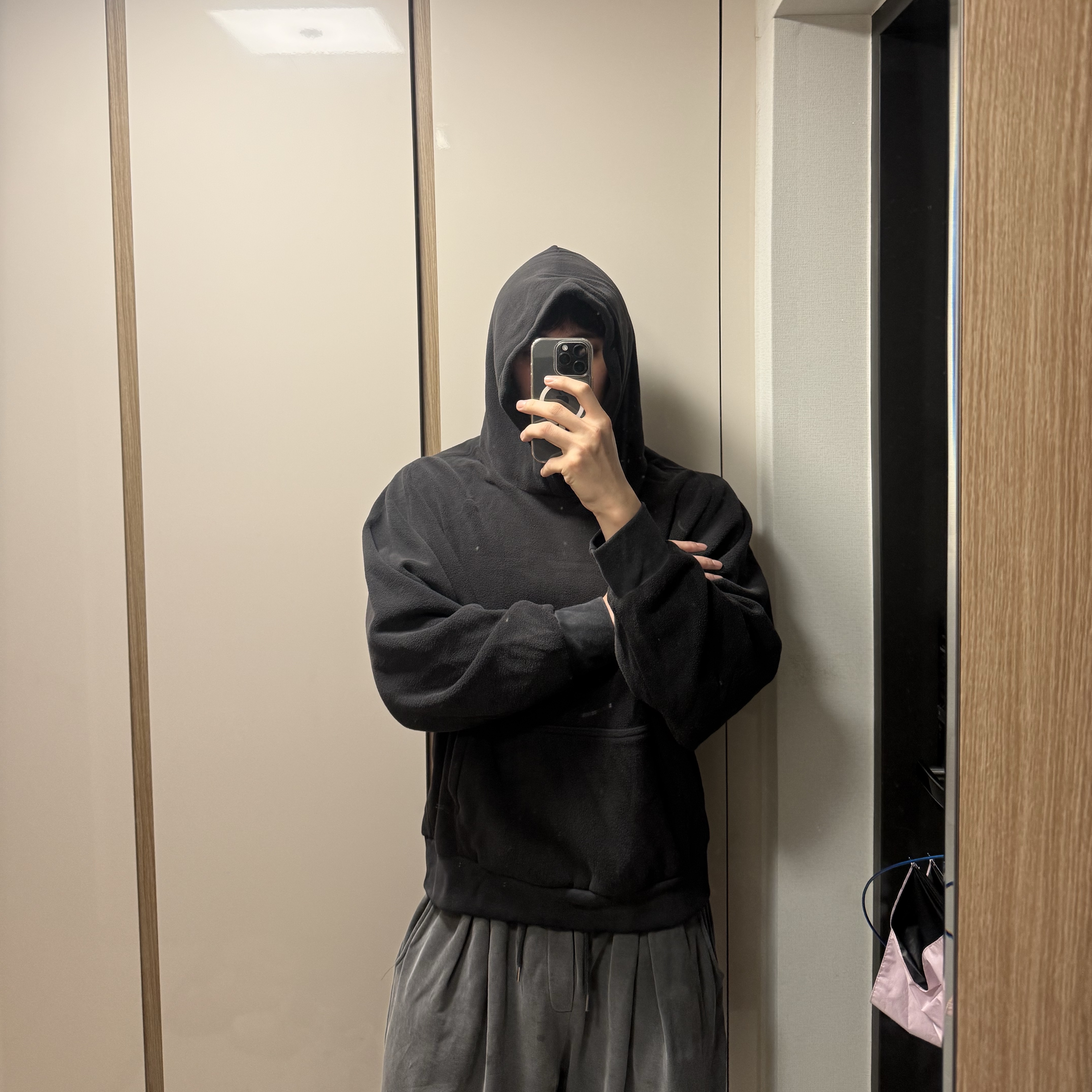 Yeezy Gap Polar Fleece Regular Hoodie Black 착용 스타일 - 2