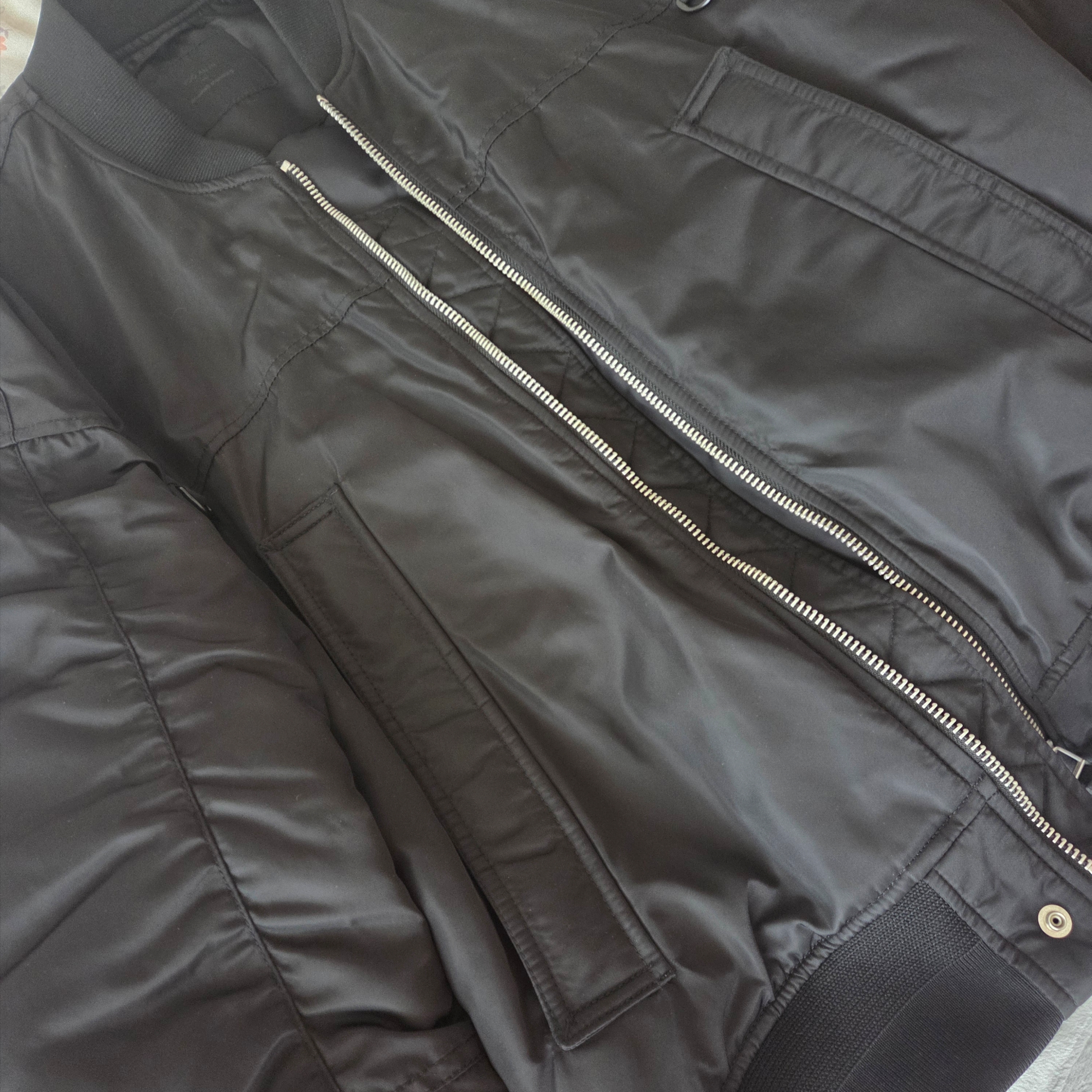 Suade Cropped Ma-1 Black 착용 스타일