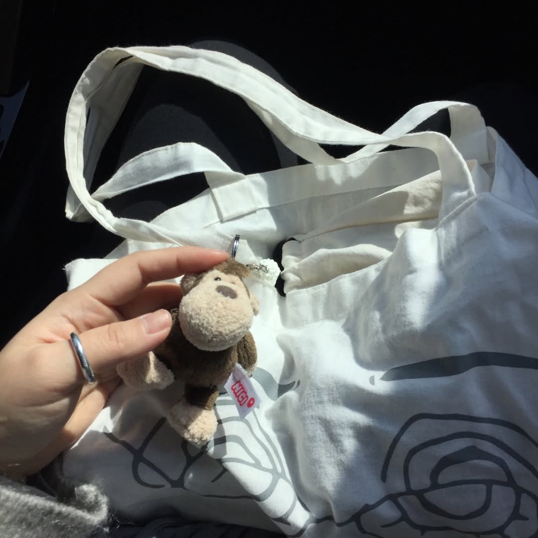 [KREAM 단독] NICI Monkey 10cm Bean Bag Keyring 착용 스타일