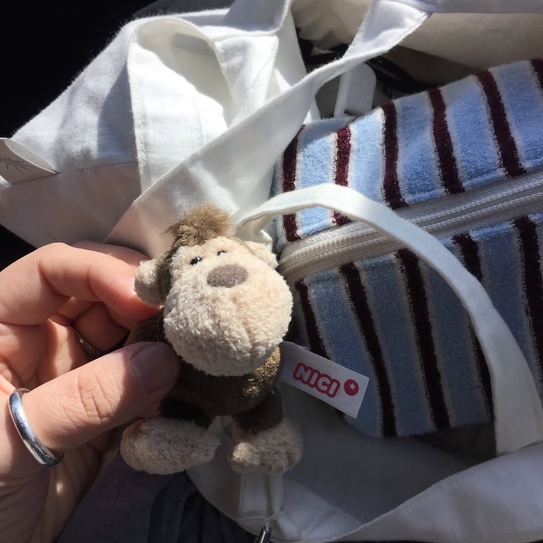 [KREAM 단독] NICI Monkey 10cm Bean Bag Keyring 착용 스타일
