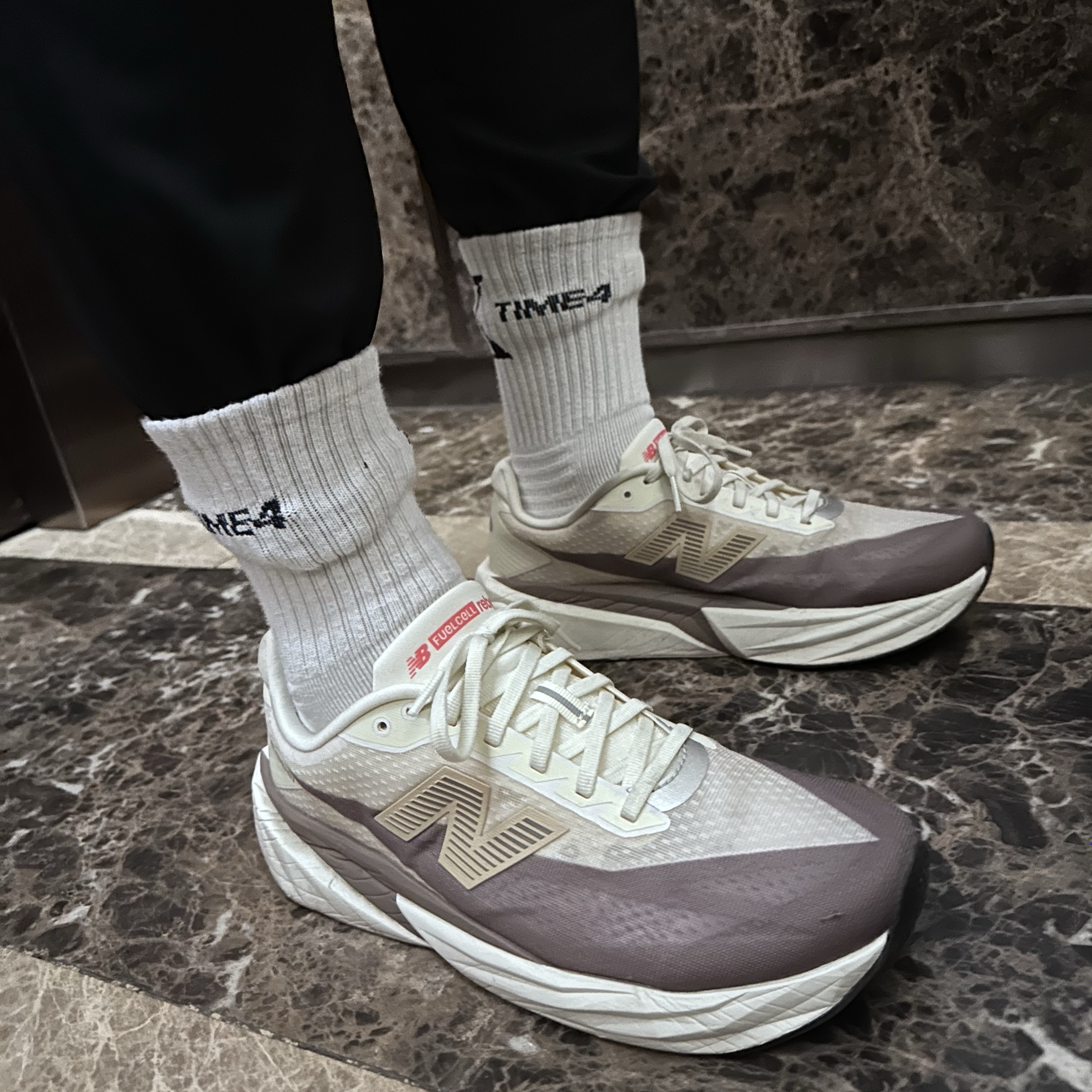 Gentle Monster x Maison Margiela MM114 Black Clear, New Balance 327 Grey 착용 스타일 - 4