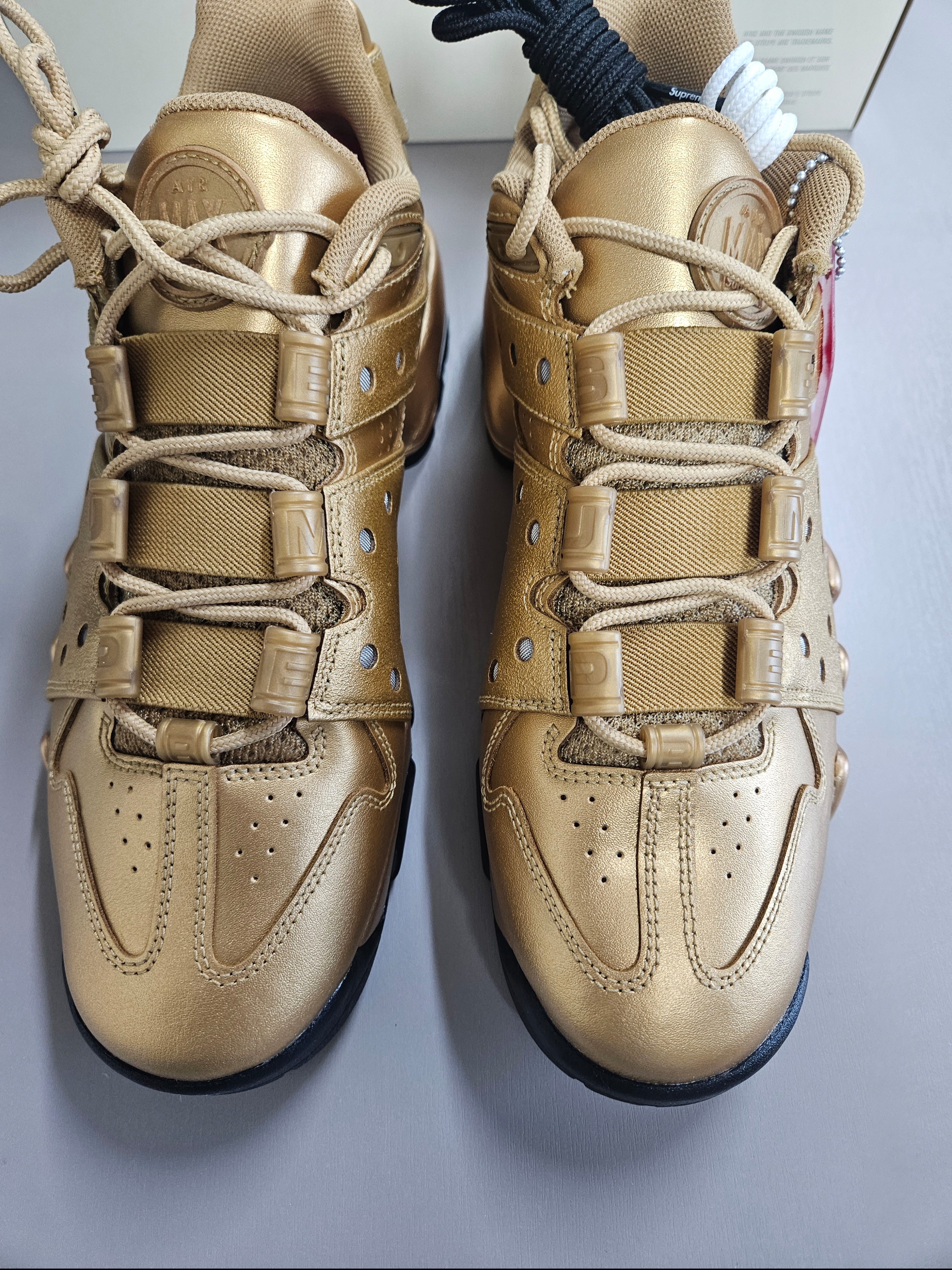 Nike x Supreme SB Air Max 2 CB 94 Low Metallic Gold Varisty Red Metallic Gold Black 착용 스타일 - 2