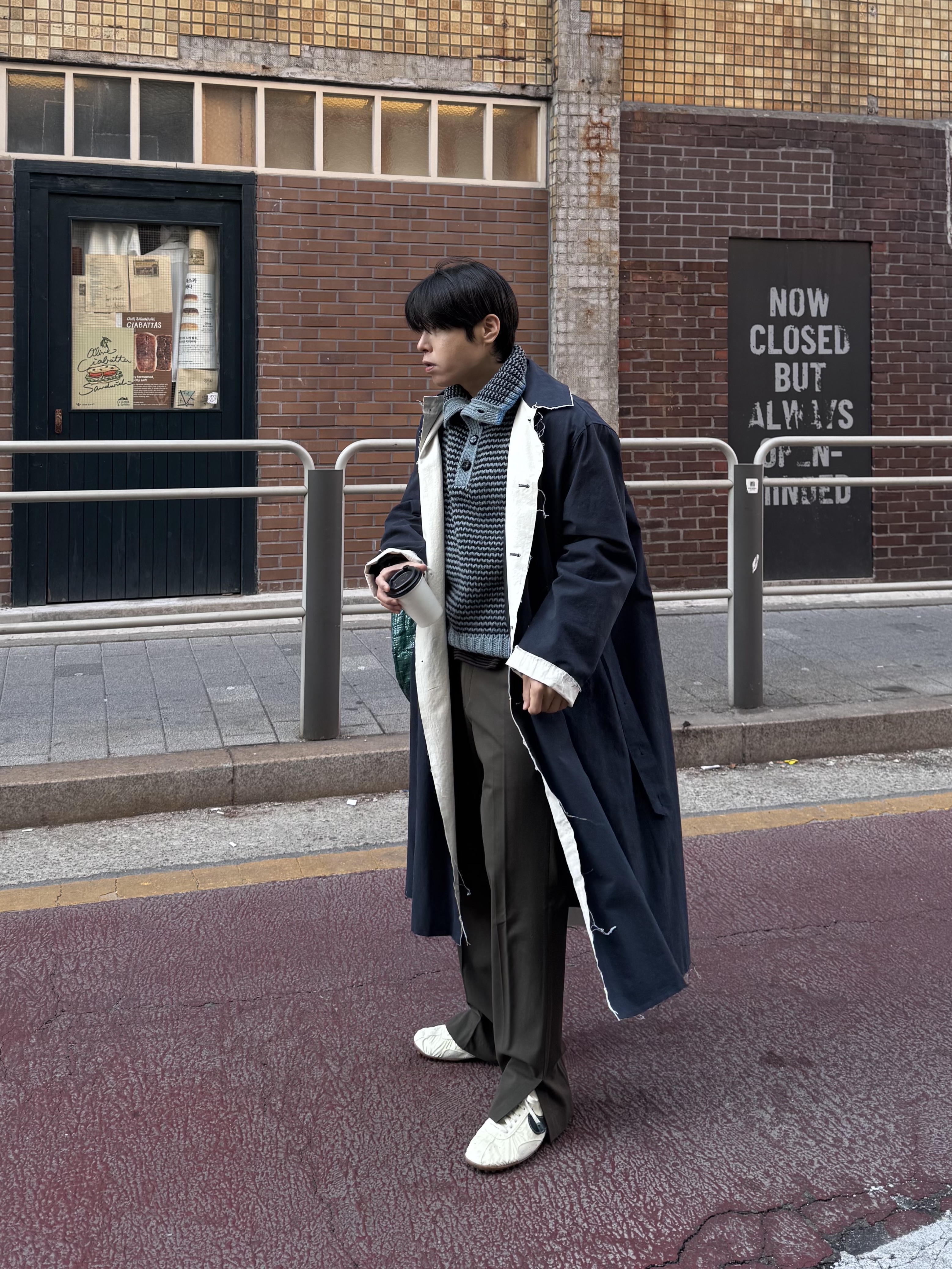 Nike x Jacquemus Moon Shoe SP Alabaster Off Noir, Hono Report Leaf Bracelet 착용 스타일 - 1