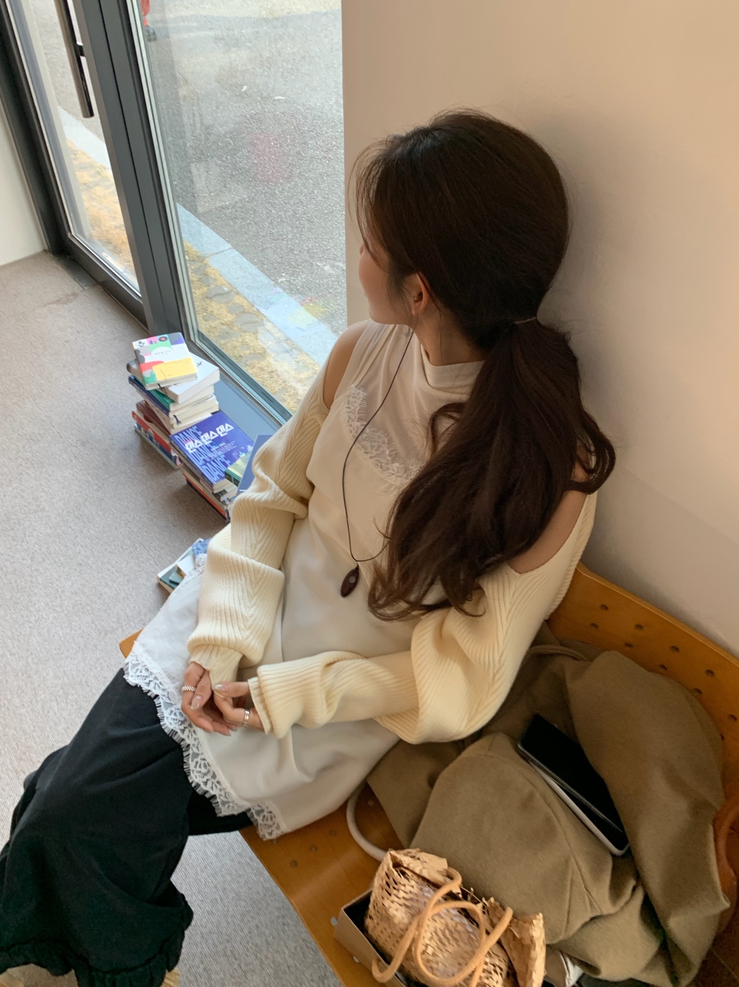 Jacquemus Le Chiquito Moyen Leather Signature Handbag Brown 착용 스타일 - 2