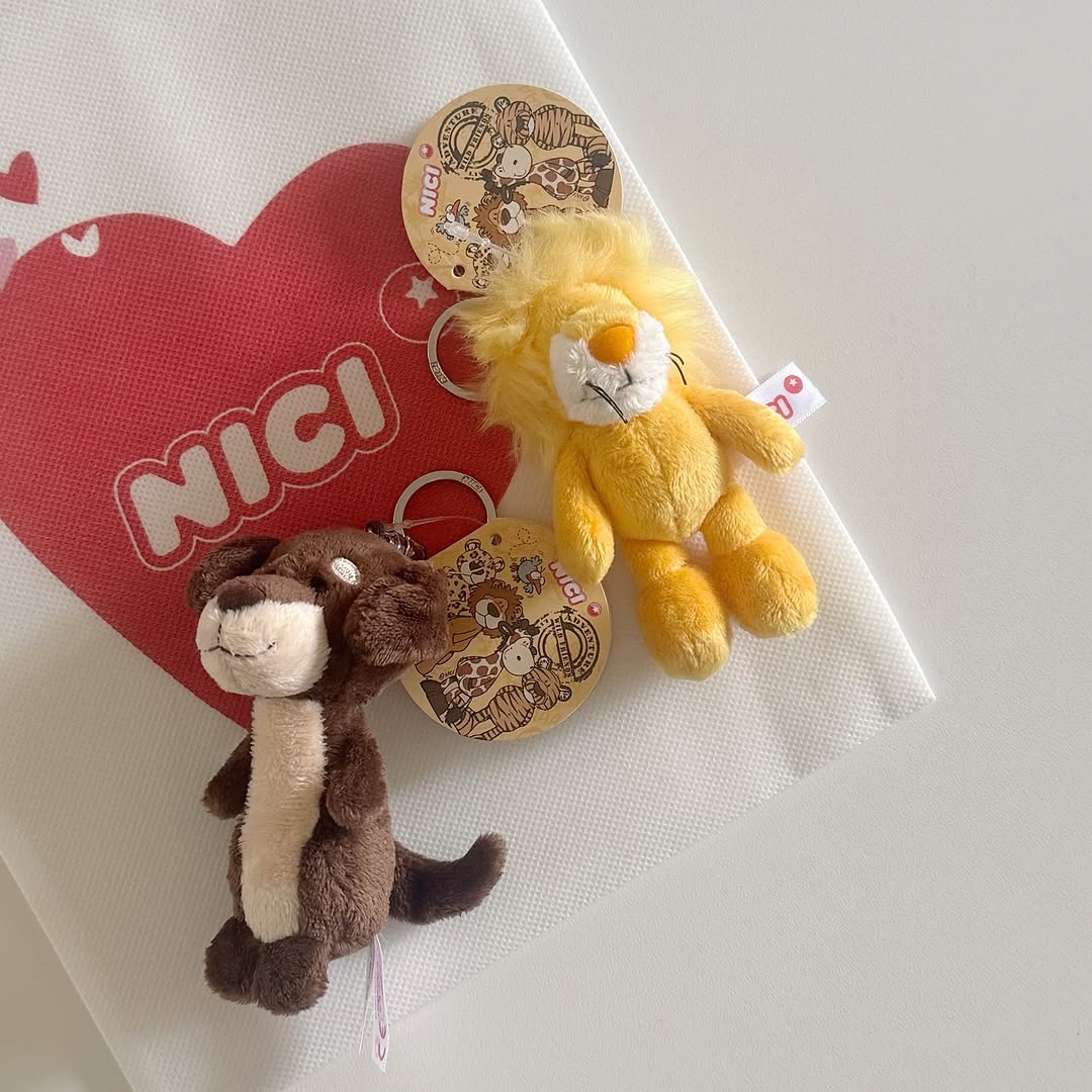 [KREAM 단독] NICI Sunny Lion BB, [KREAM 단독] NICI 10cm Dachshund Maro BB 착용 스타일