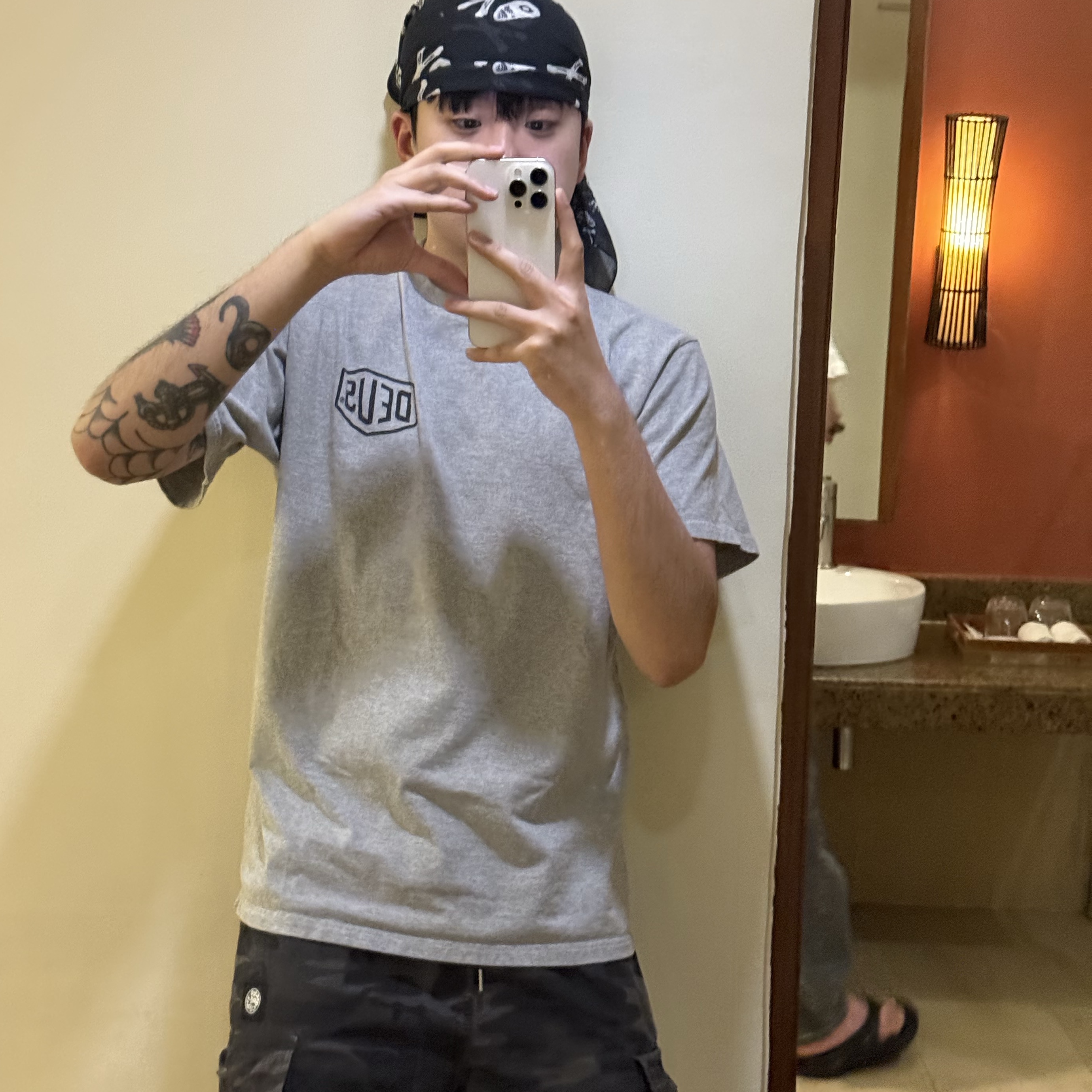 Human Made Military Card Case Black, Deus Ex Machina Seoul College T-Shirt Grey Marle 착용 스타일 - 3