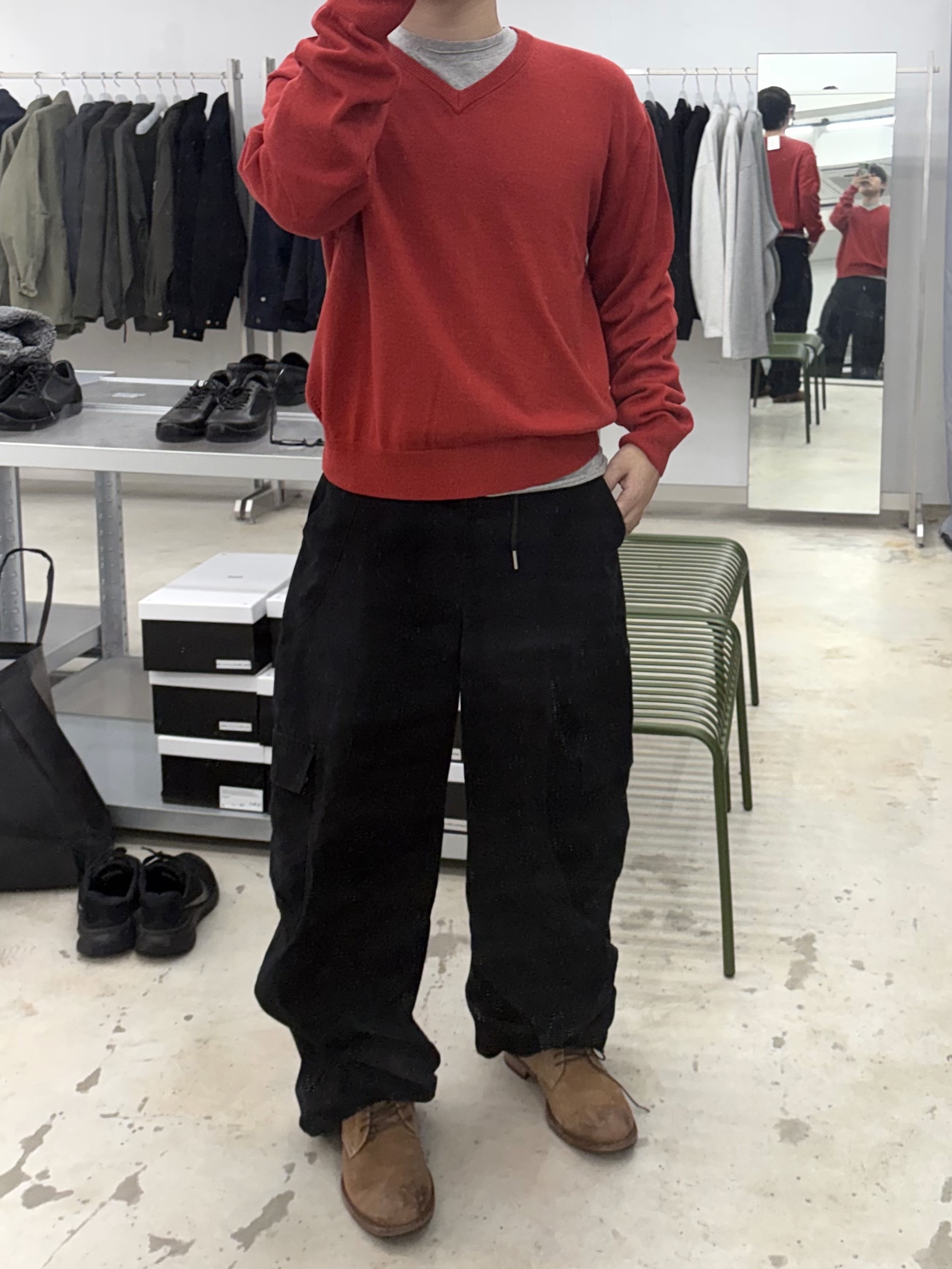 Noun Crop V Neck Knit Red, noun Washed Cargo Pants Black 착용 스타일 - 2