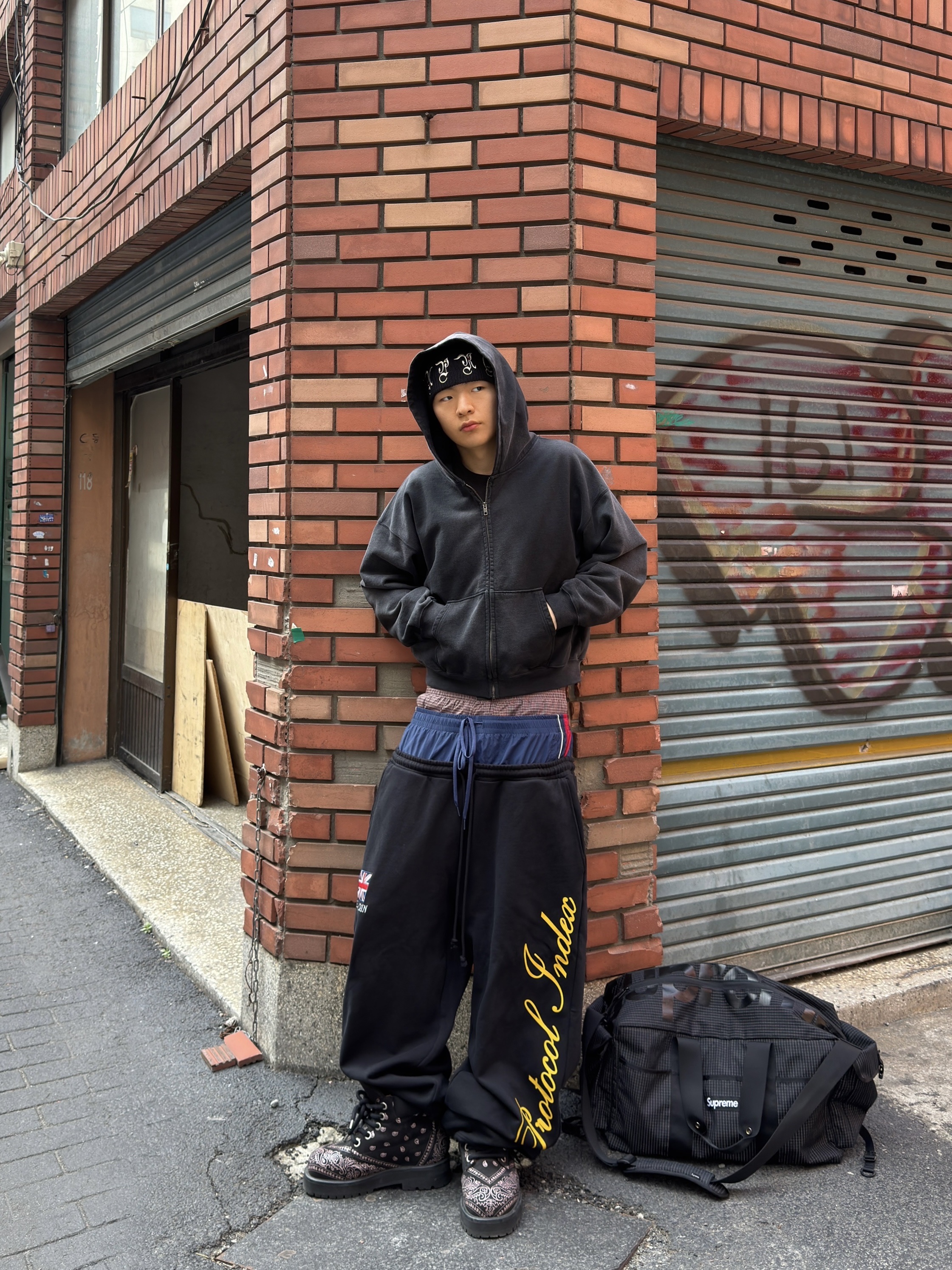 Supreme AOI Gems Beanie Black - 25FW, Supreme Duffle Bag Black - 24SS 착용 스타일 - 3