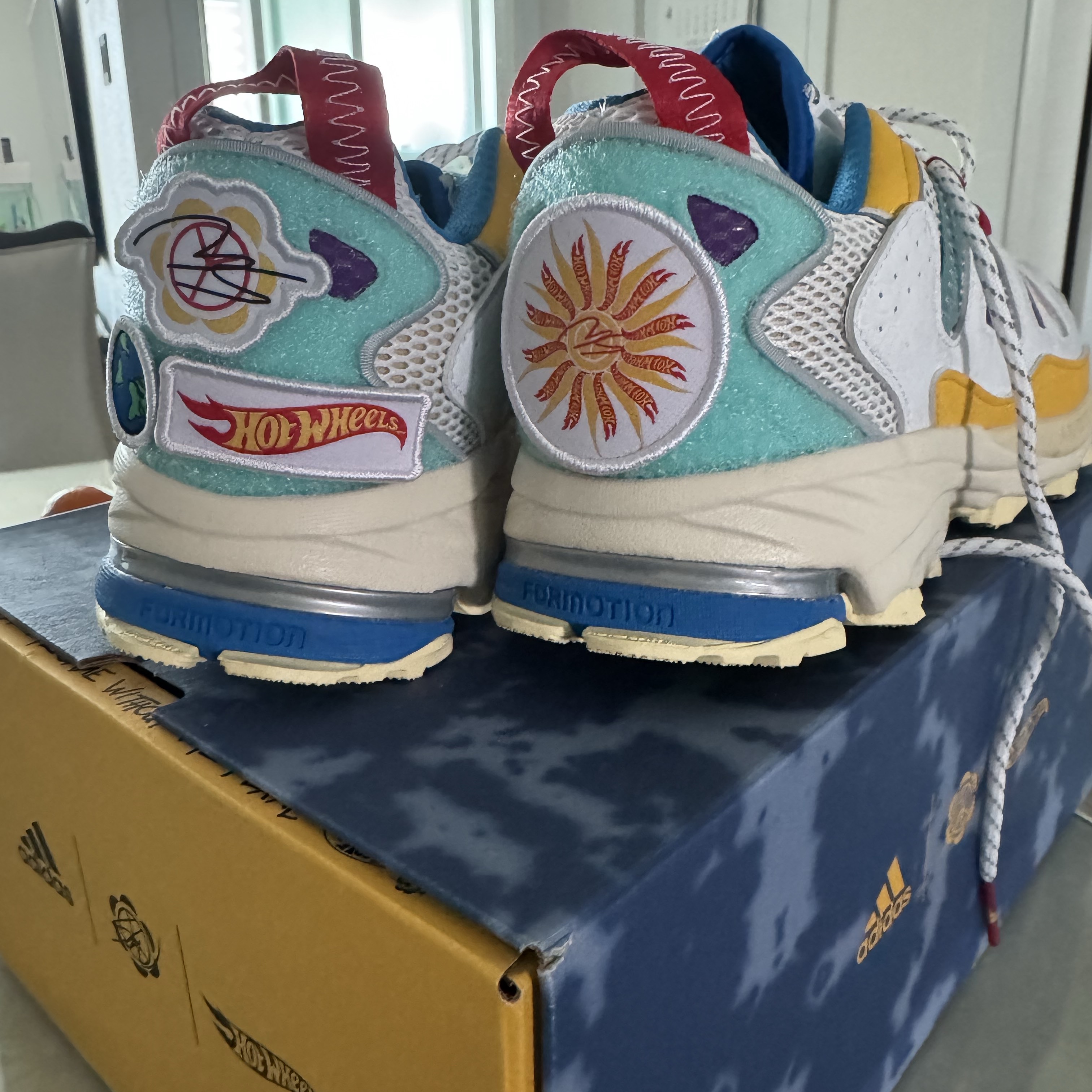 Adidas x Sean Wotherspoon x Hot Wheels Superturf Adventure White Bold Gold 착용 스타일 - 2