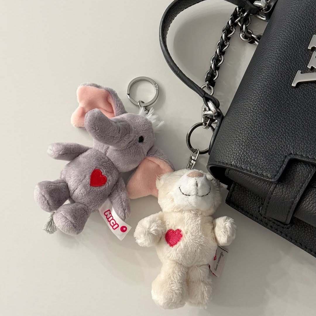 [KREAM 단독] NICI Love bear cream 10cm bb, [KREAM 단독] NICI Keyholder Love elephant dark grey 10cm GREEN 착용 스타일 - 5