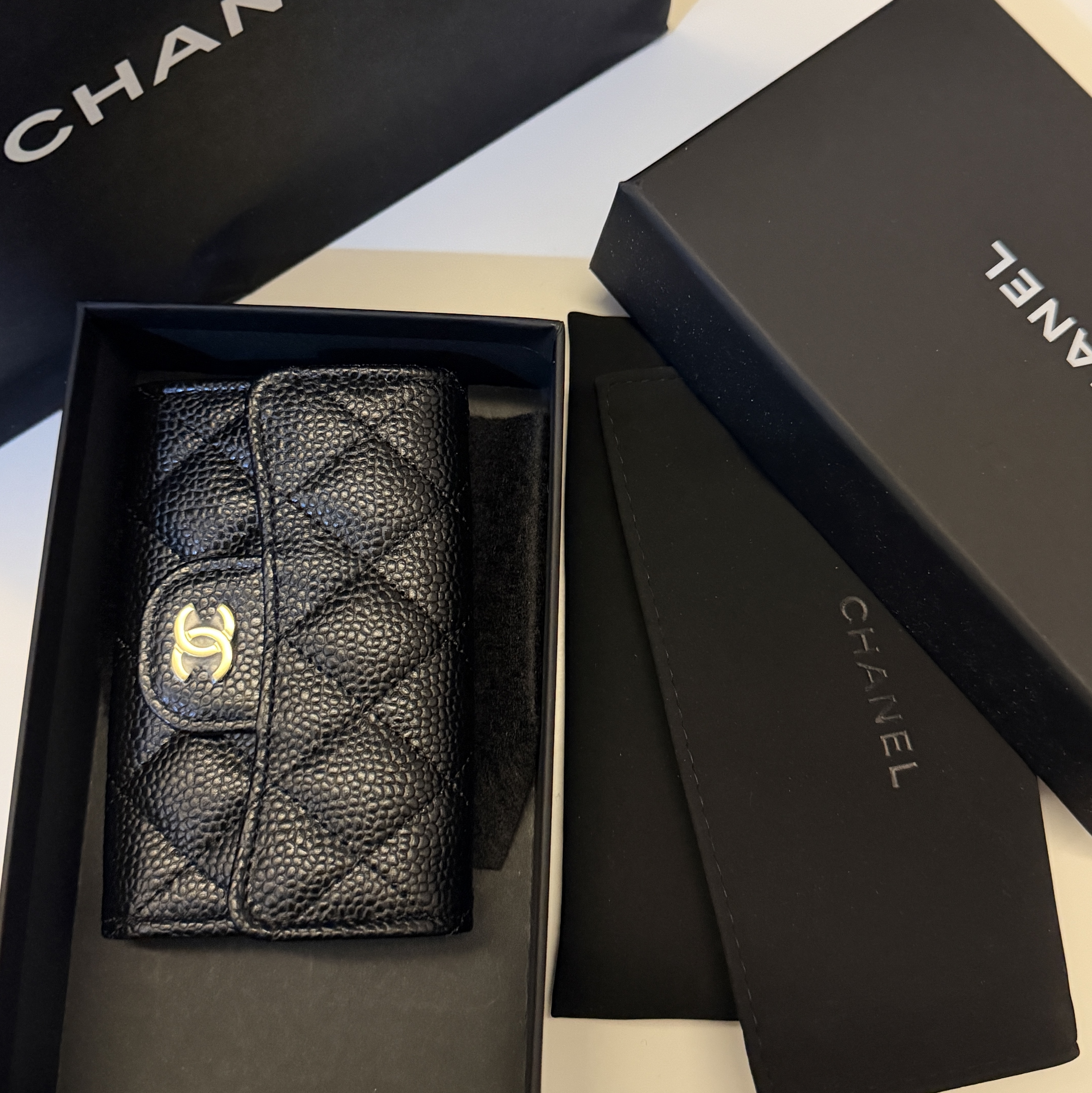 Chanel Classic Card Holder Grained Calfskin & Gold Black 착용 스타일
