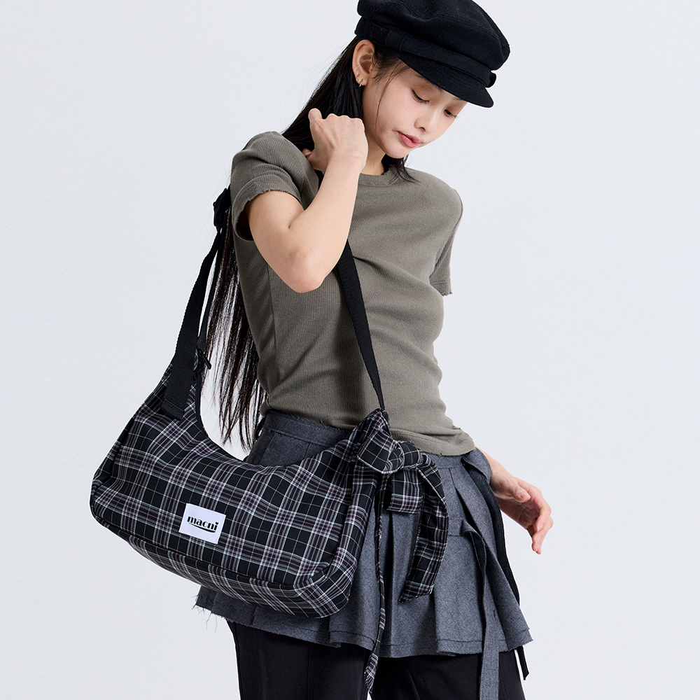 마크니 리본 크레센트 크로스백 블랙 체크(MACNI Ribbon Crescent Cross Bag Black Check) - 2