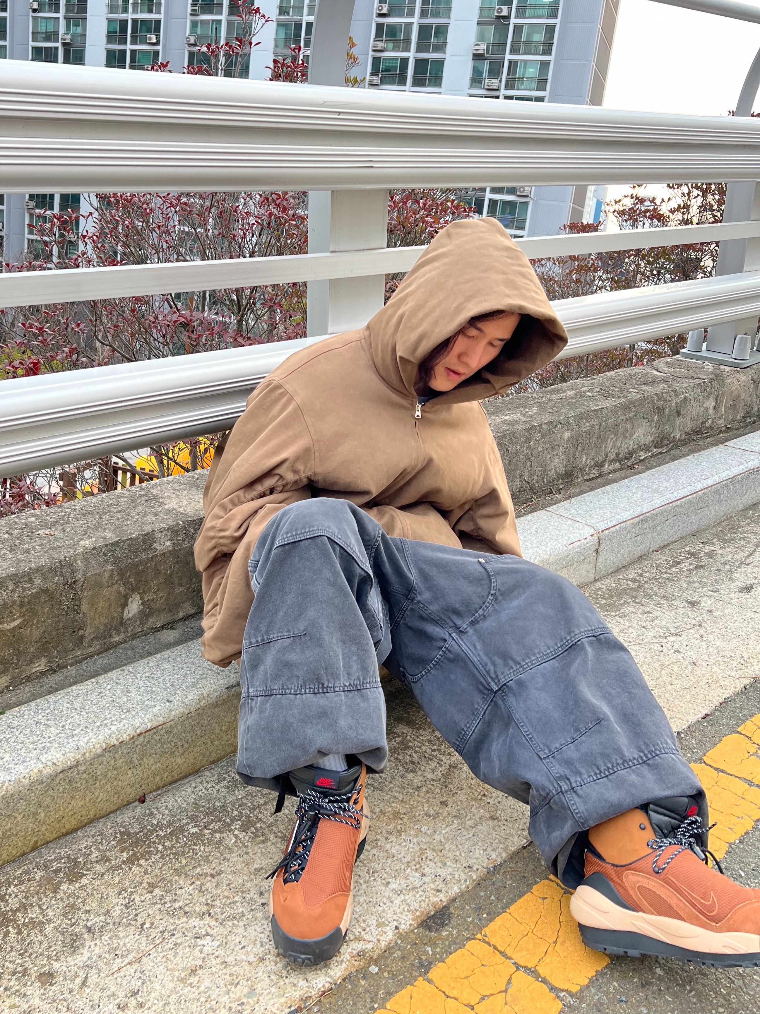 Nonnod Moleskin Shirring Bomber Khaki Brown, Nike x Sacai Magmascape SP Pecan 착용 스타일 - 7