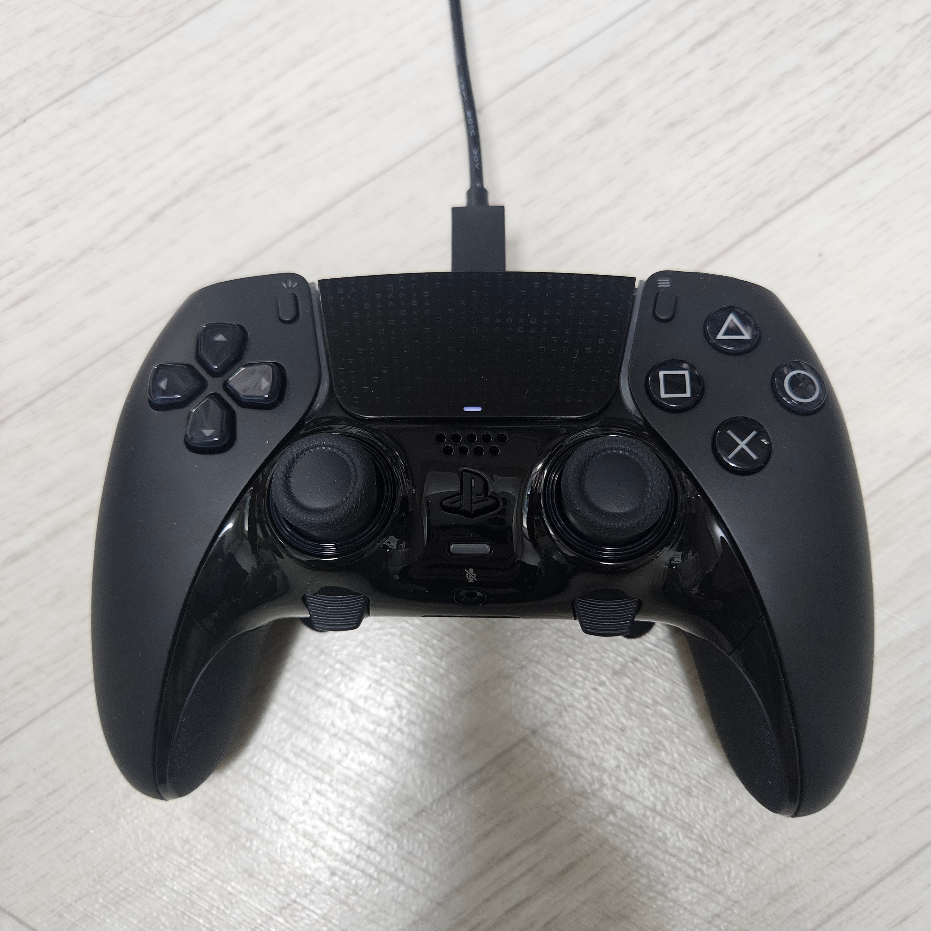 PlayStation 5 DualSense Edge Wireless Controller Midnight Black 착용 스타일