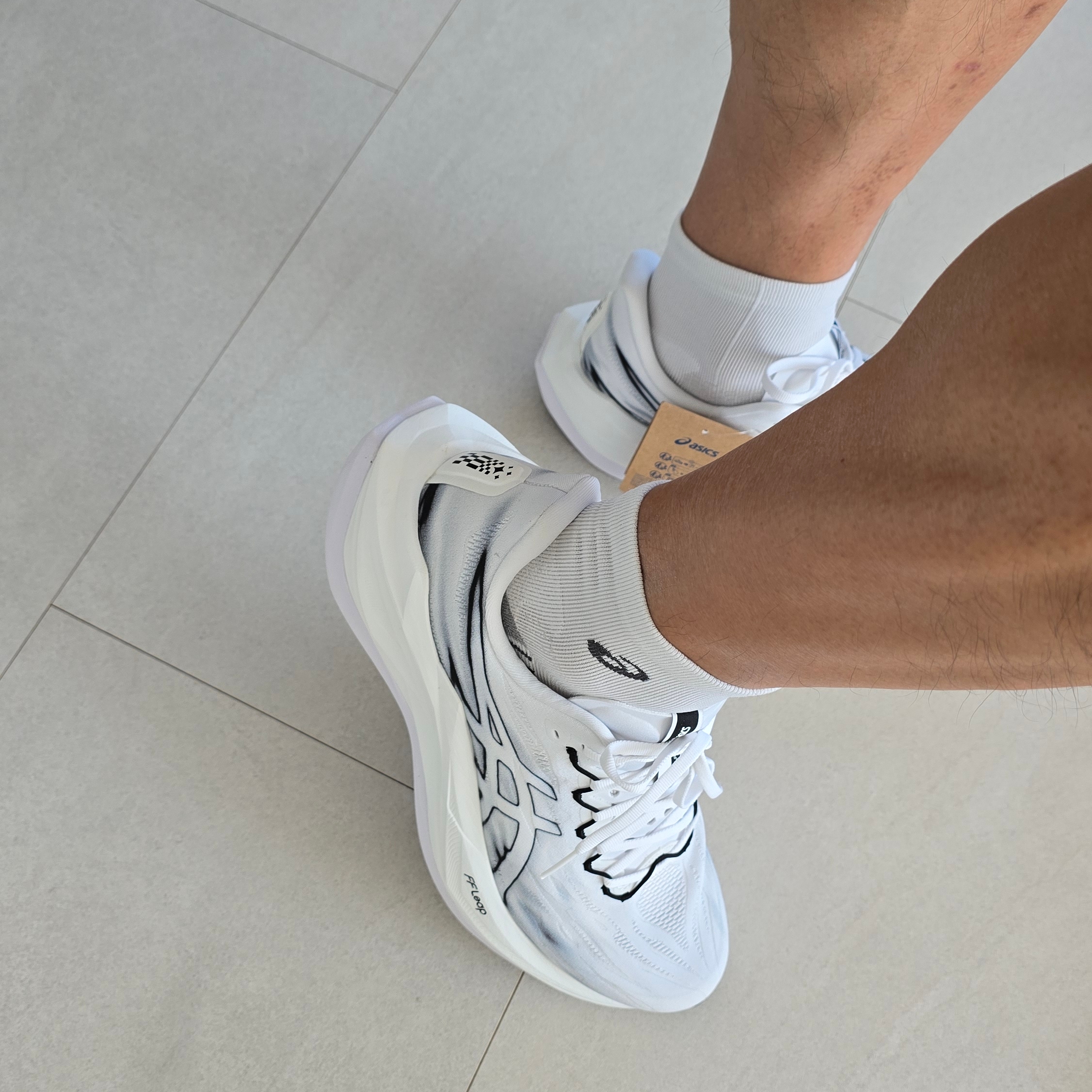 Asics Superblast 3 White Black 착용 스타일