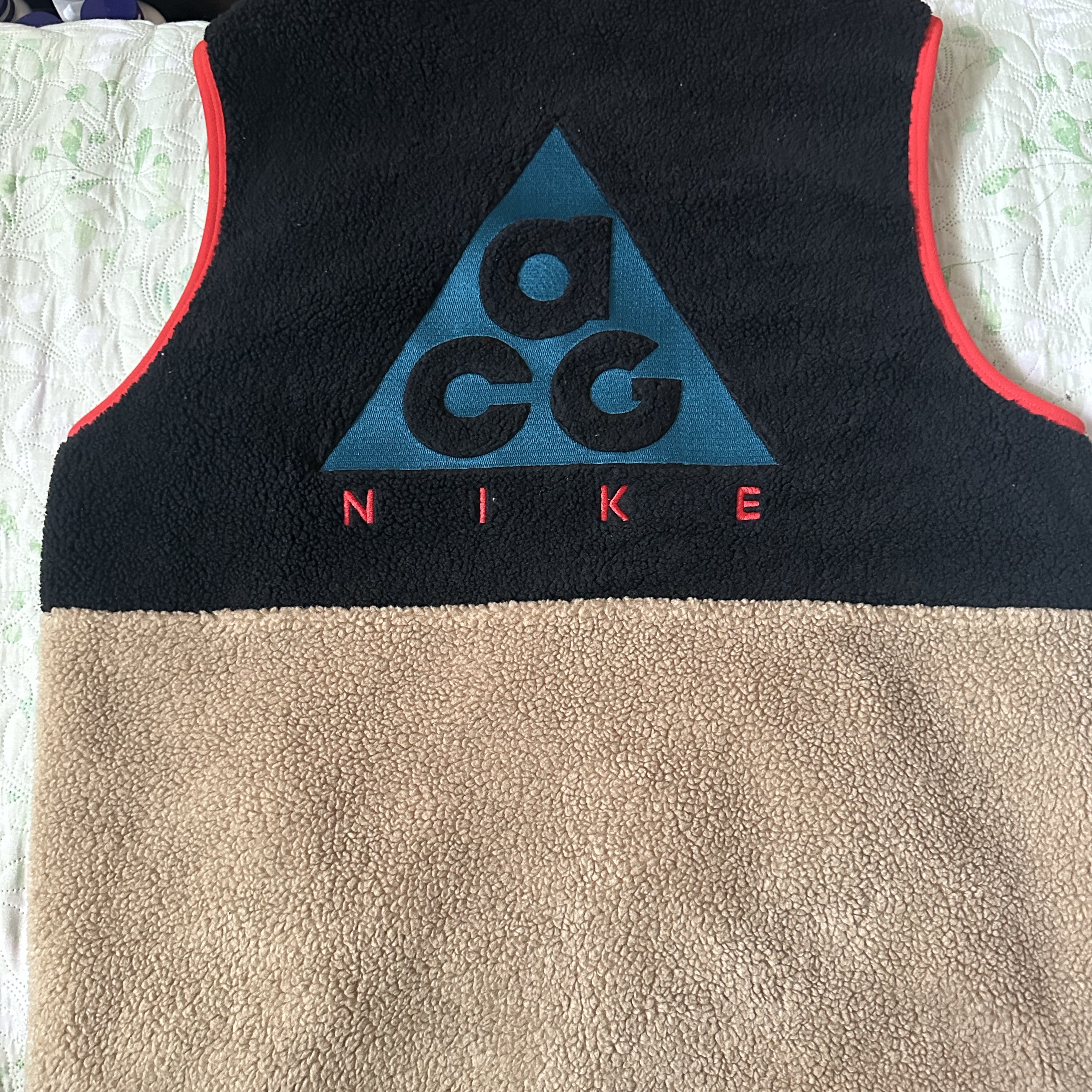 Nike ACG Vest Black Parachute Beige Geode Teal - US/EU 착용 스타일 - 2
