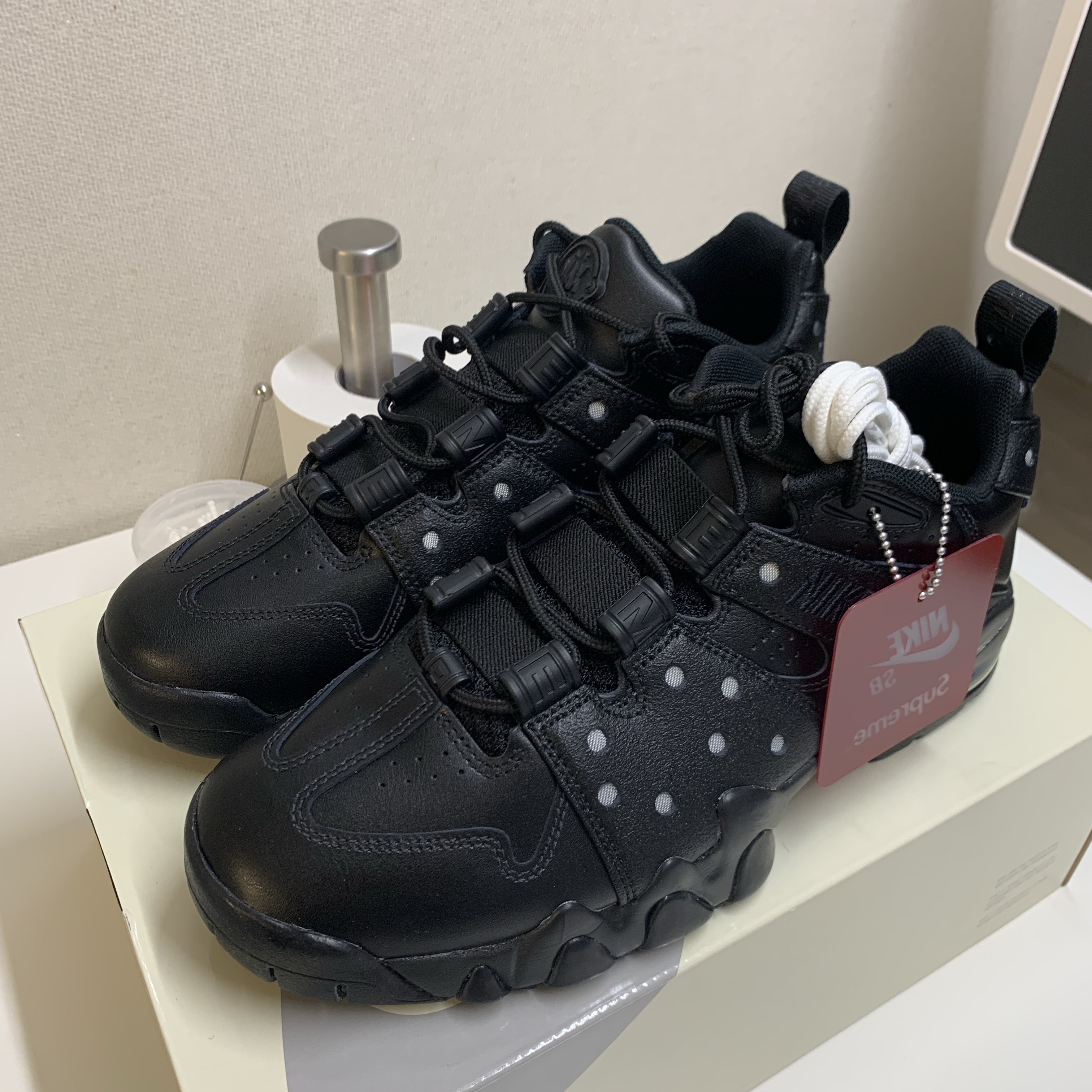 Nike x Supreme SB Air Max 2 CB 94 Low Black Metallic Silver Black 착용 스타일 - 1
