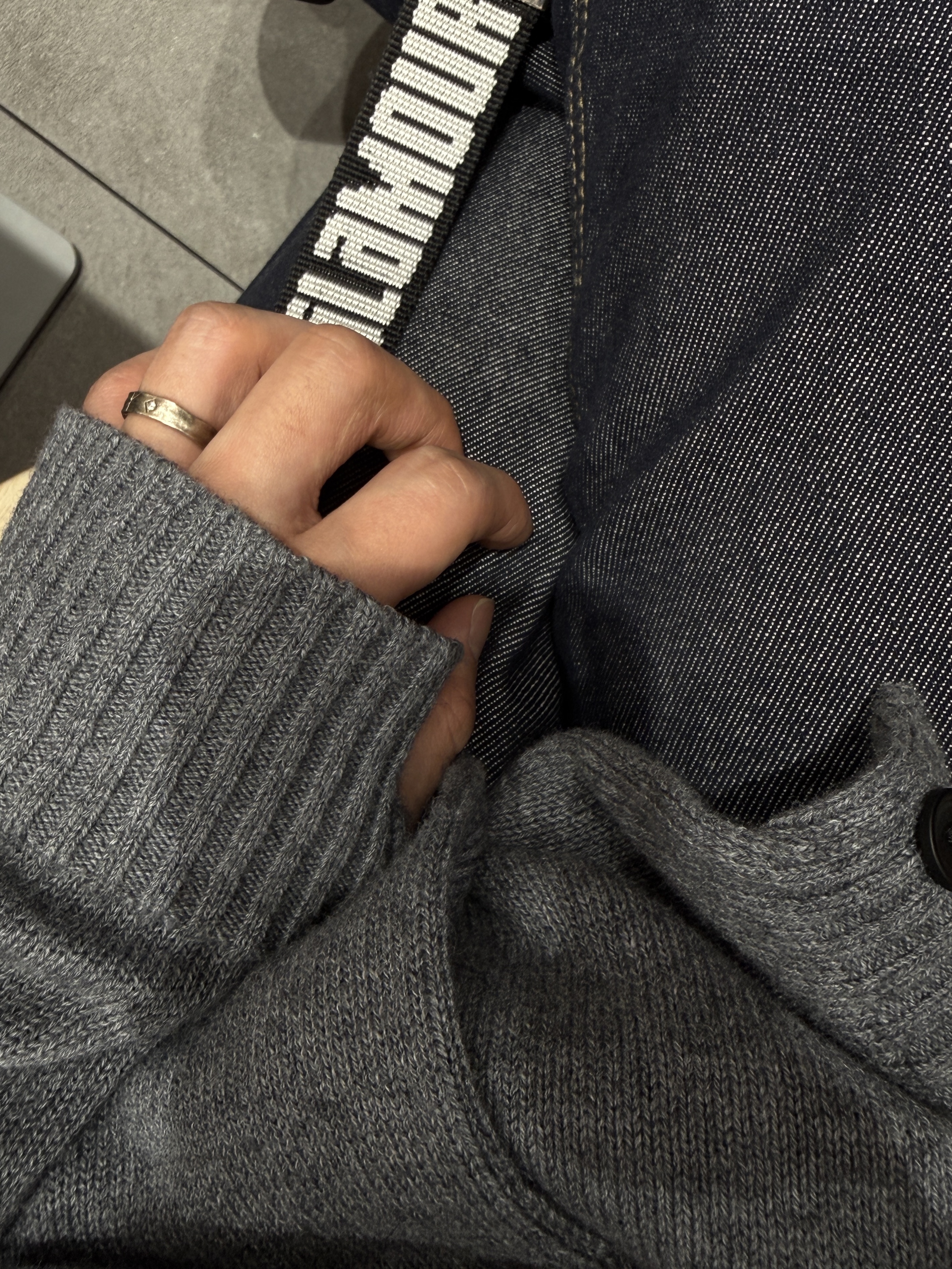 Noun Essential Crew Neck Cardigan Gray 착용 스타일 - 5