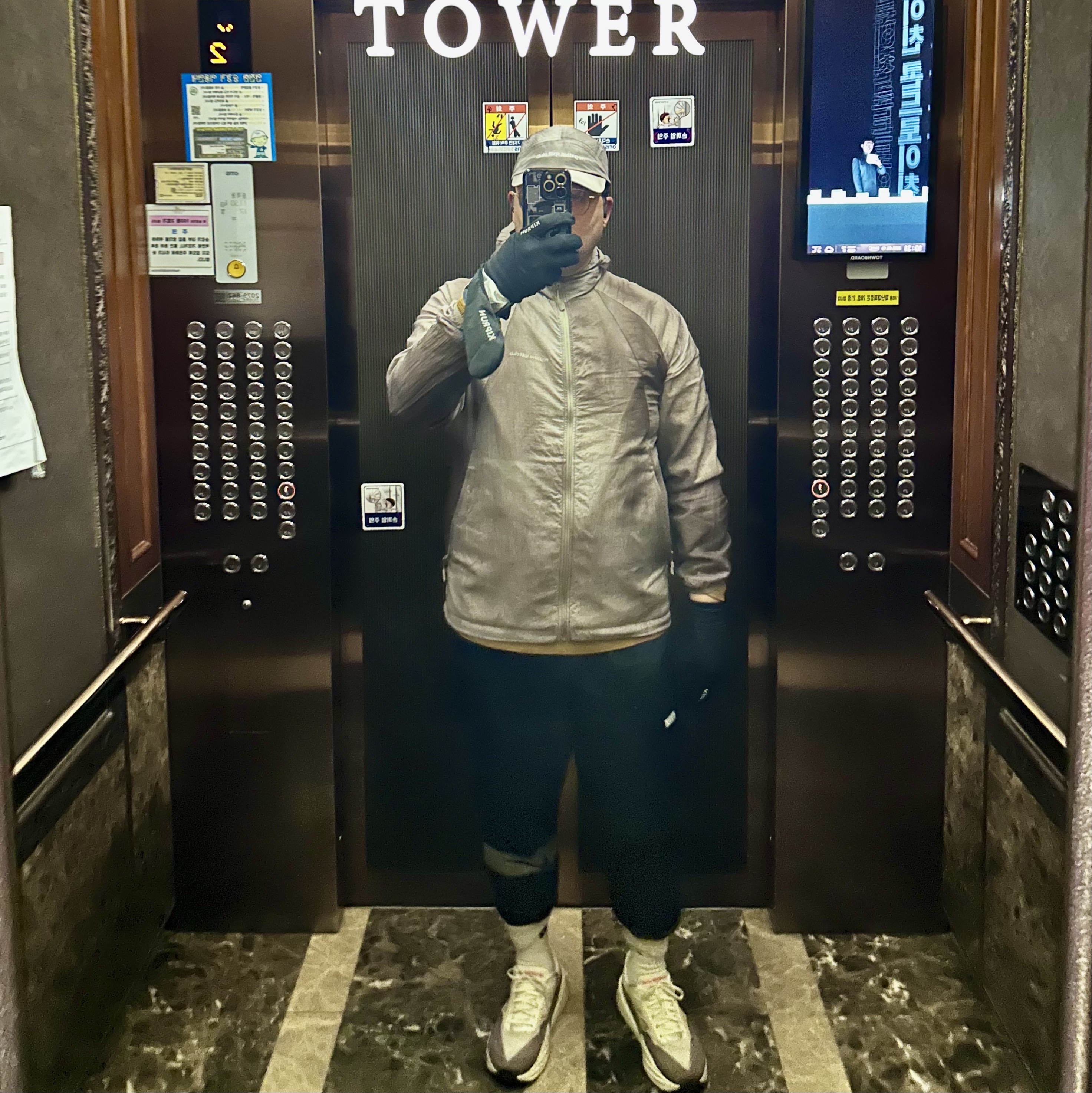 Gentle Monster x Maison Margiela MM114 Black Clear, New Balance 327 Grey 착용 스타일 - 3