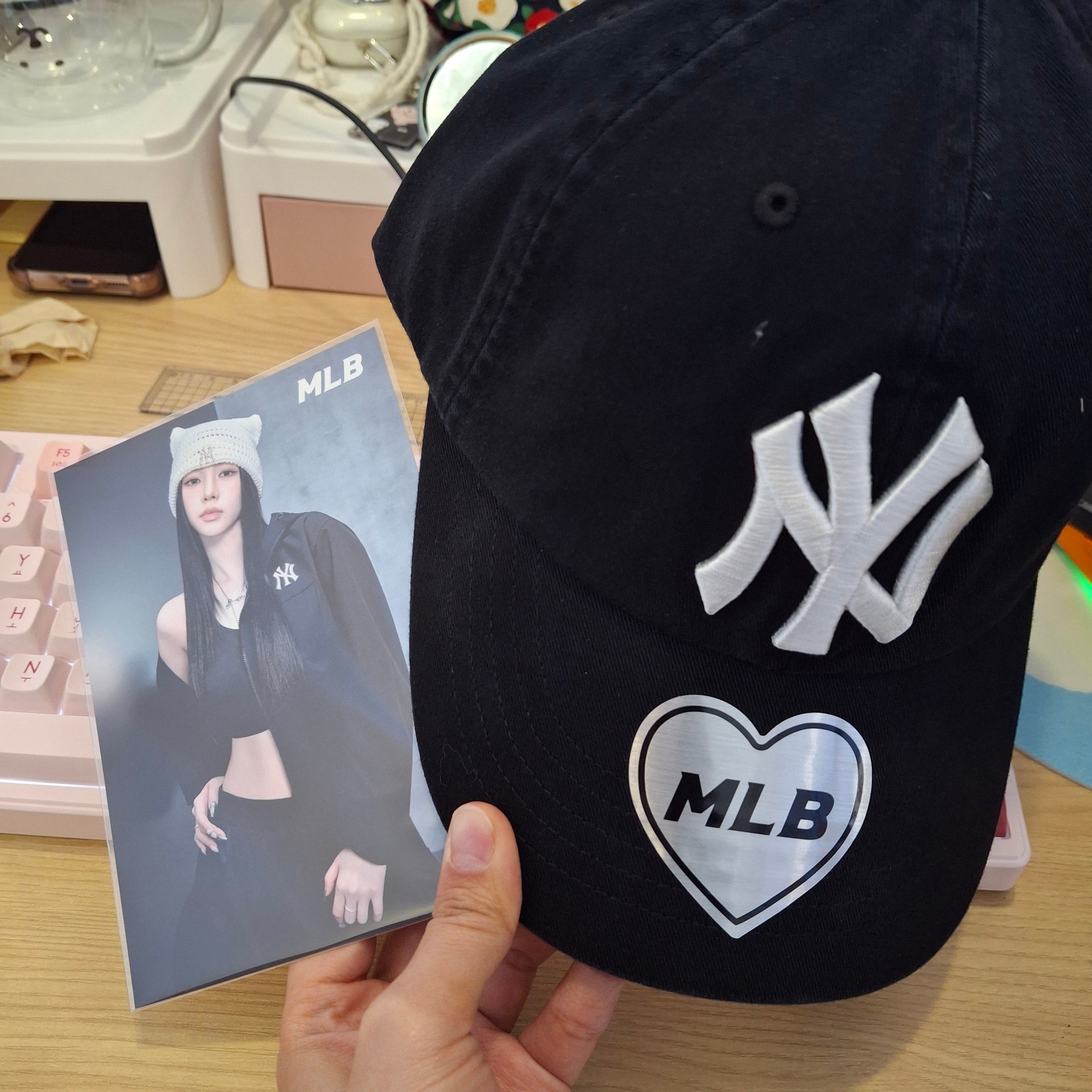 MLB x Karina Signature Unstructured Ball Cap Black 착용 스타일 - 1
