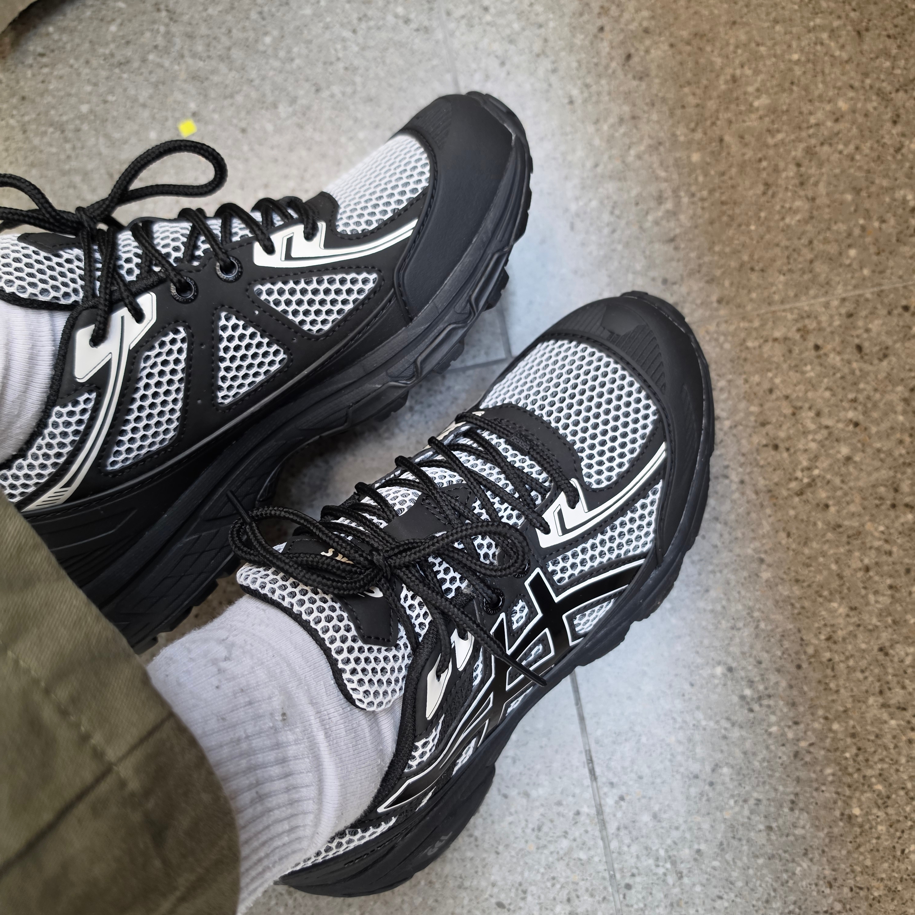 Asics Gel-Venture 6 Shield Black White 착용 스타일