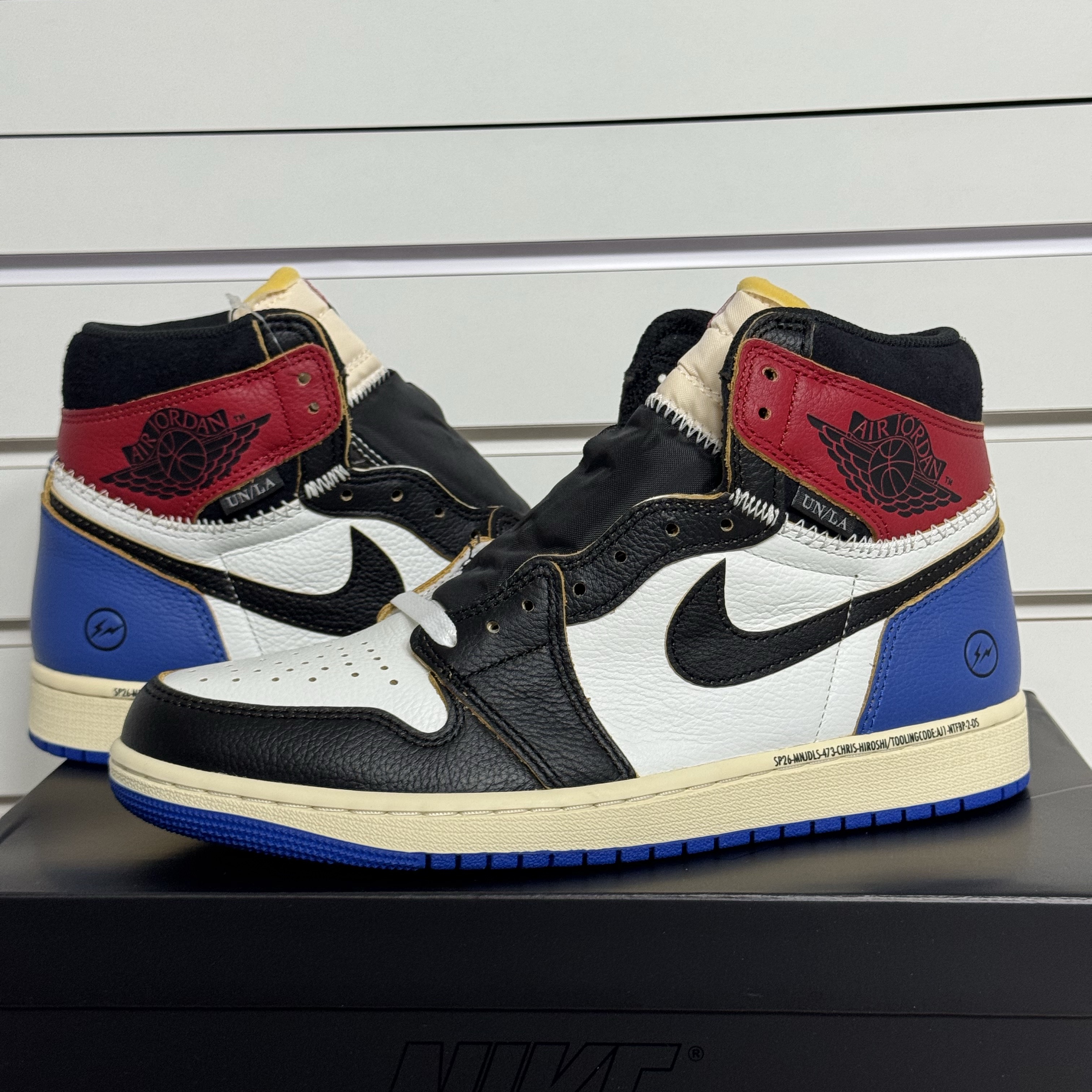Jordan 1 x Fragment x Union LA Black and Varsity Red 착용 스타일 - 2