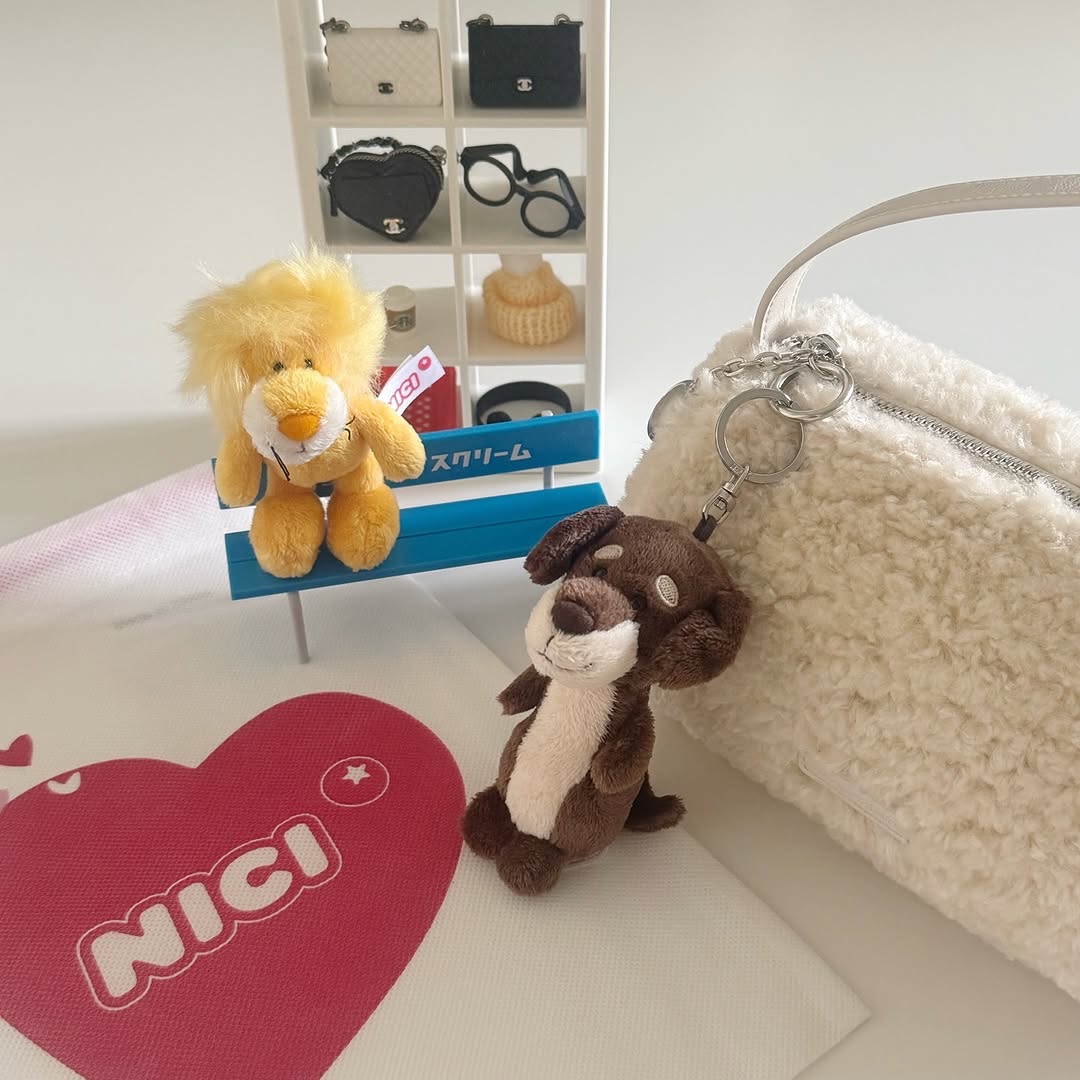 [KREAM 단독] NICI Sunny Lion BB, [KREAM 단독] NICI 10cm Dachshund Maro BB 착용 스타일 - 2