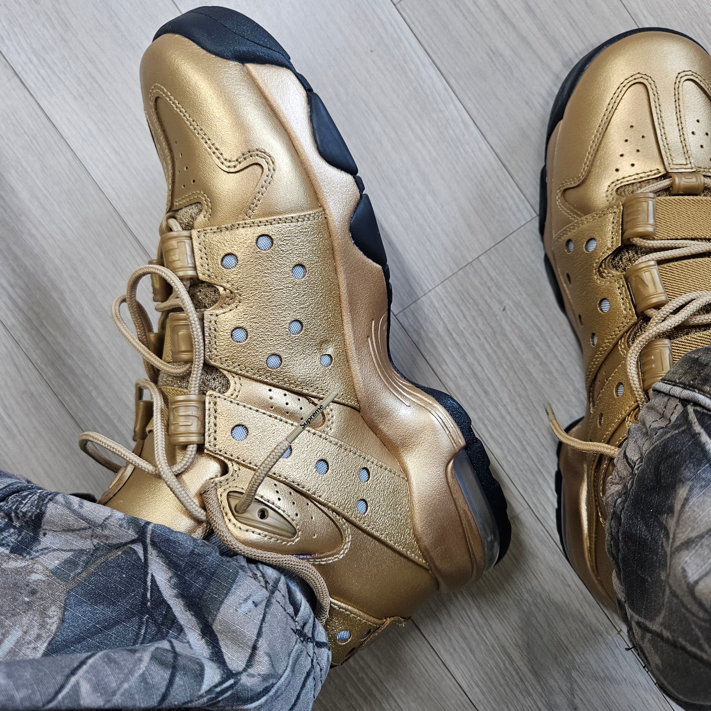 Nike x Supreme SB Air Max 2 CB 94 Low Metallic Gold Varisty Red Metallic Gold Black 착용 스타일 - 1