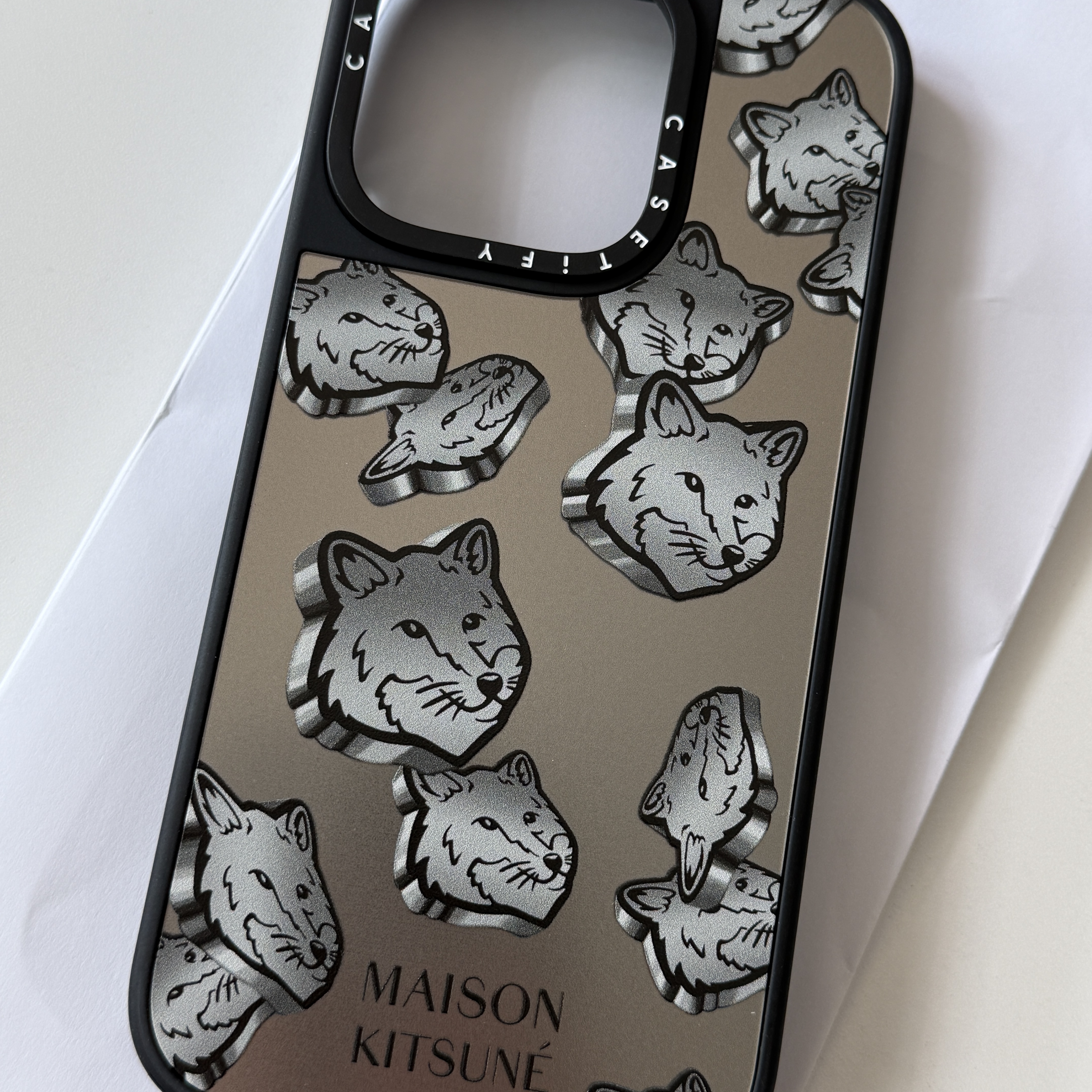 Casetify x Maison Kitsune iPhone Silver Magsafe Mirror Case Silver Mirror Black Bumper μ°©μ© μ€νμΌ