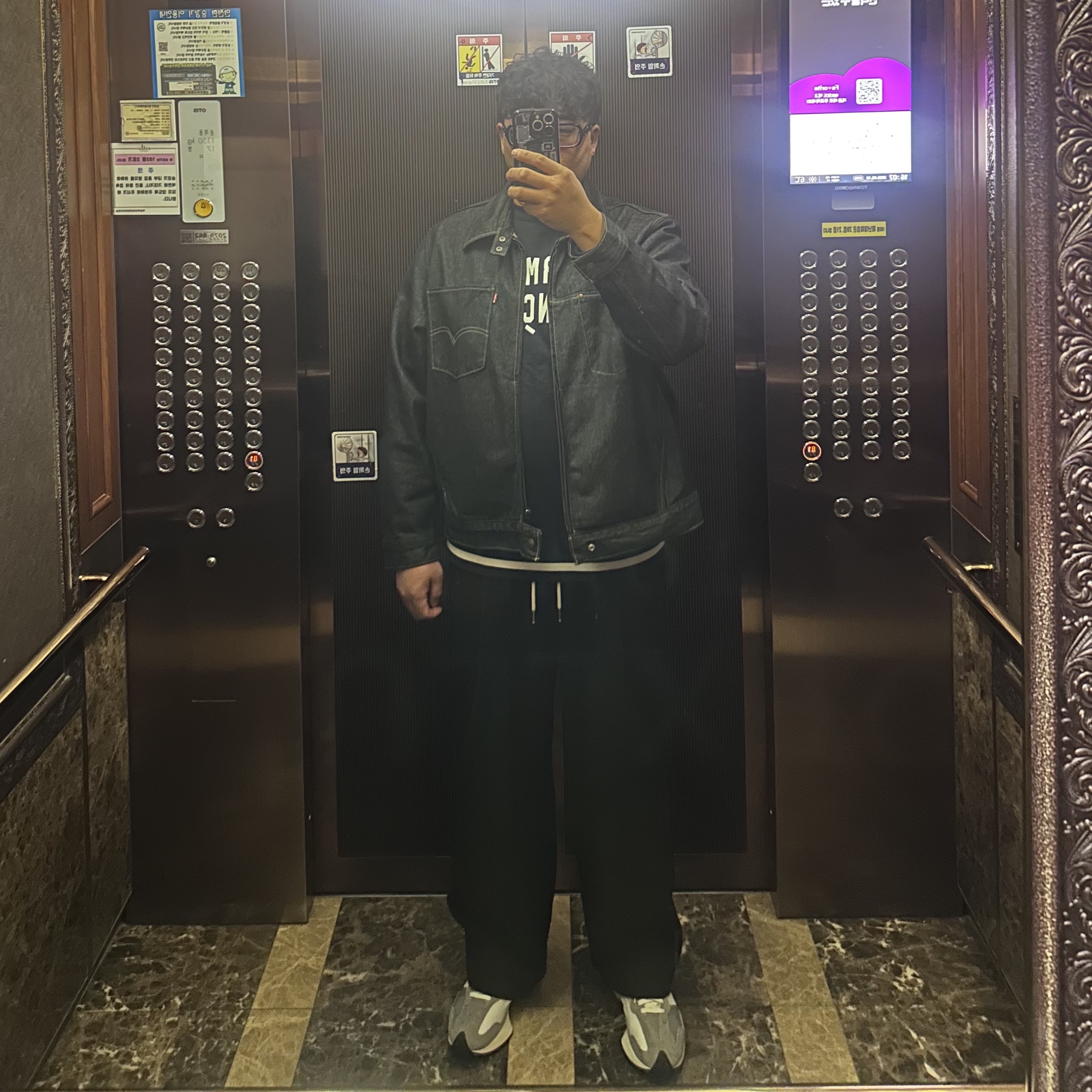 Gentle Monster x Maison Margiela MM114 Black Clear, New Balance 327 Grey 착용 스타일 - 1