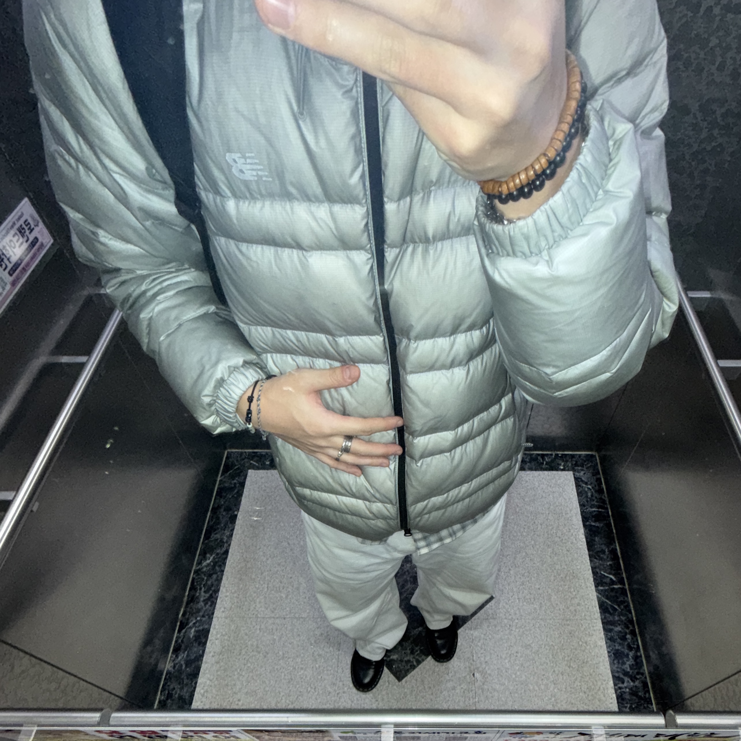 New Balance Flying 77 Superlight Hooded Goose Down Jacket Light Gray, Dr. Martens 1461 WS Black Smooth 착용 스타일