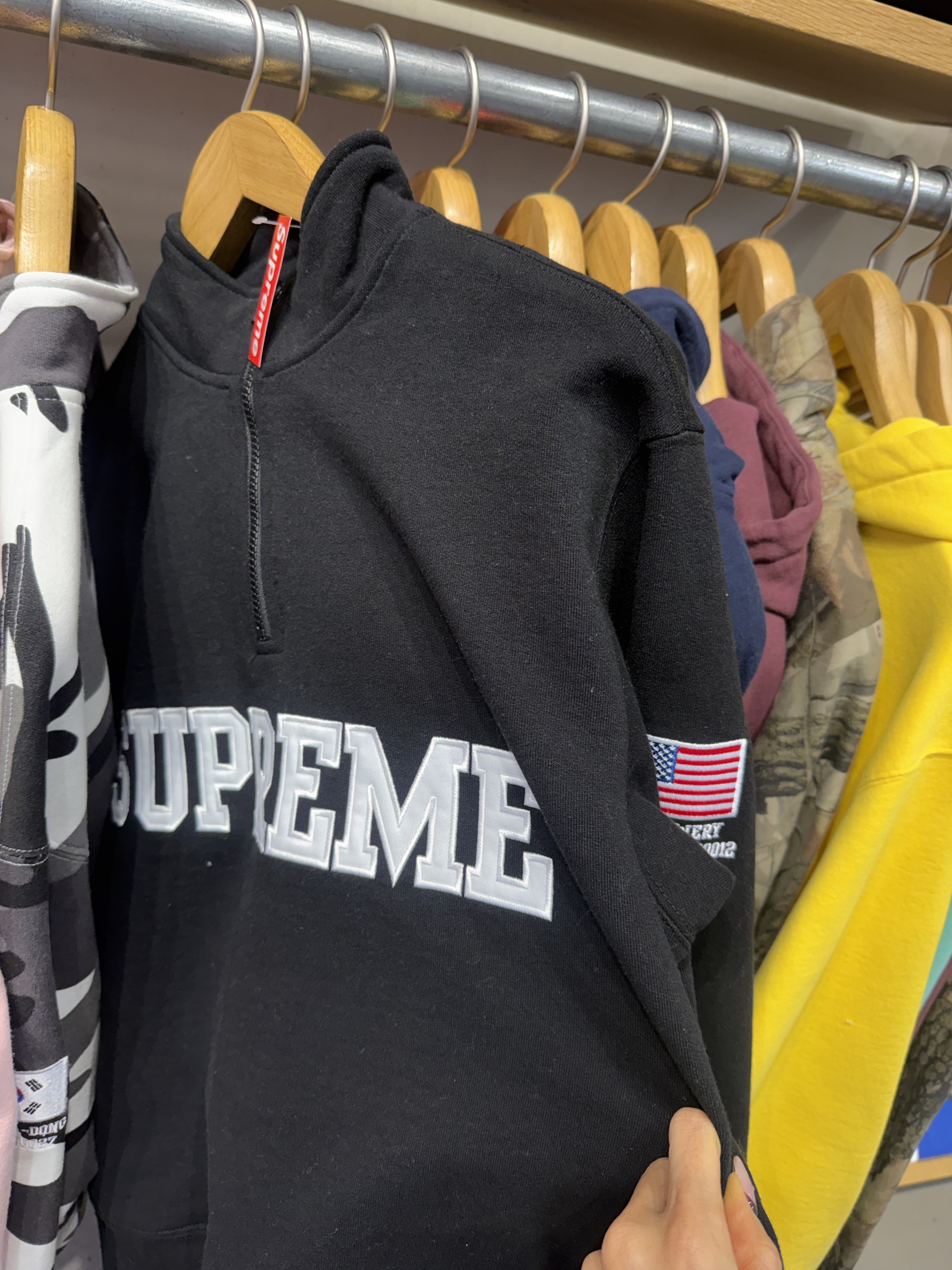 Supreme Shop Flag Half Zip Pullover Black New York - 26SS 착용 스타일
