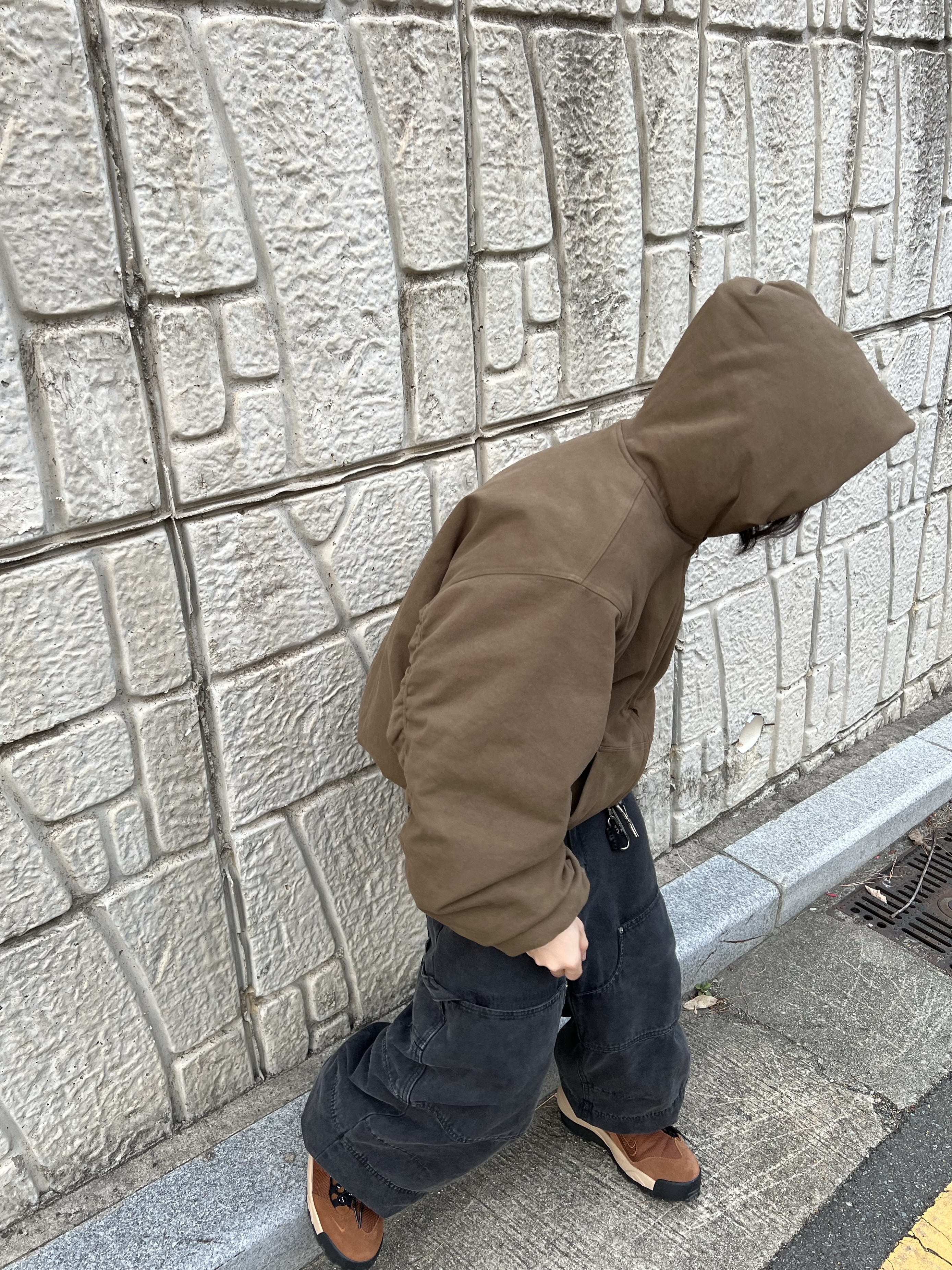 Nonnod Moleskin Shirring Bomber Khaki Brown, Nike x Sacai Magmascape SP Pecan 착용 스타일 - 1
