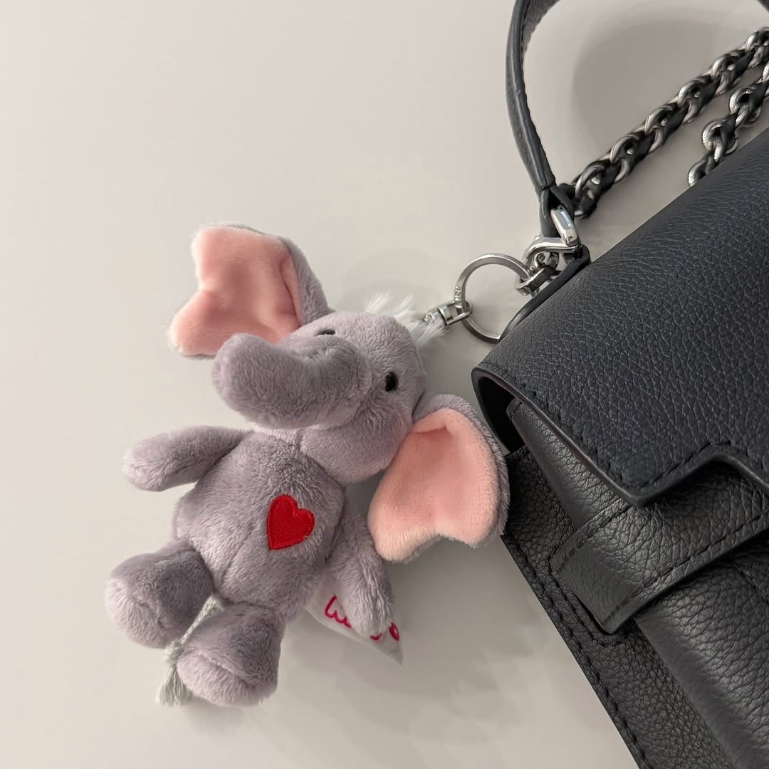 [KREAM 단독] NICI Love bear cream 10cm bb, [KREAM 단독] NICI Keyholder Love elephant dark grey 10cm GREEN 착용 스타일 - 3