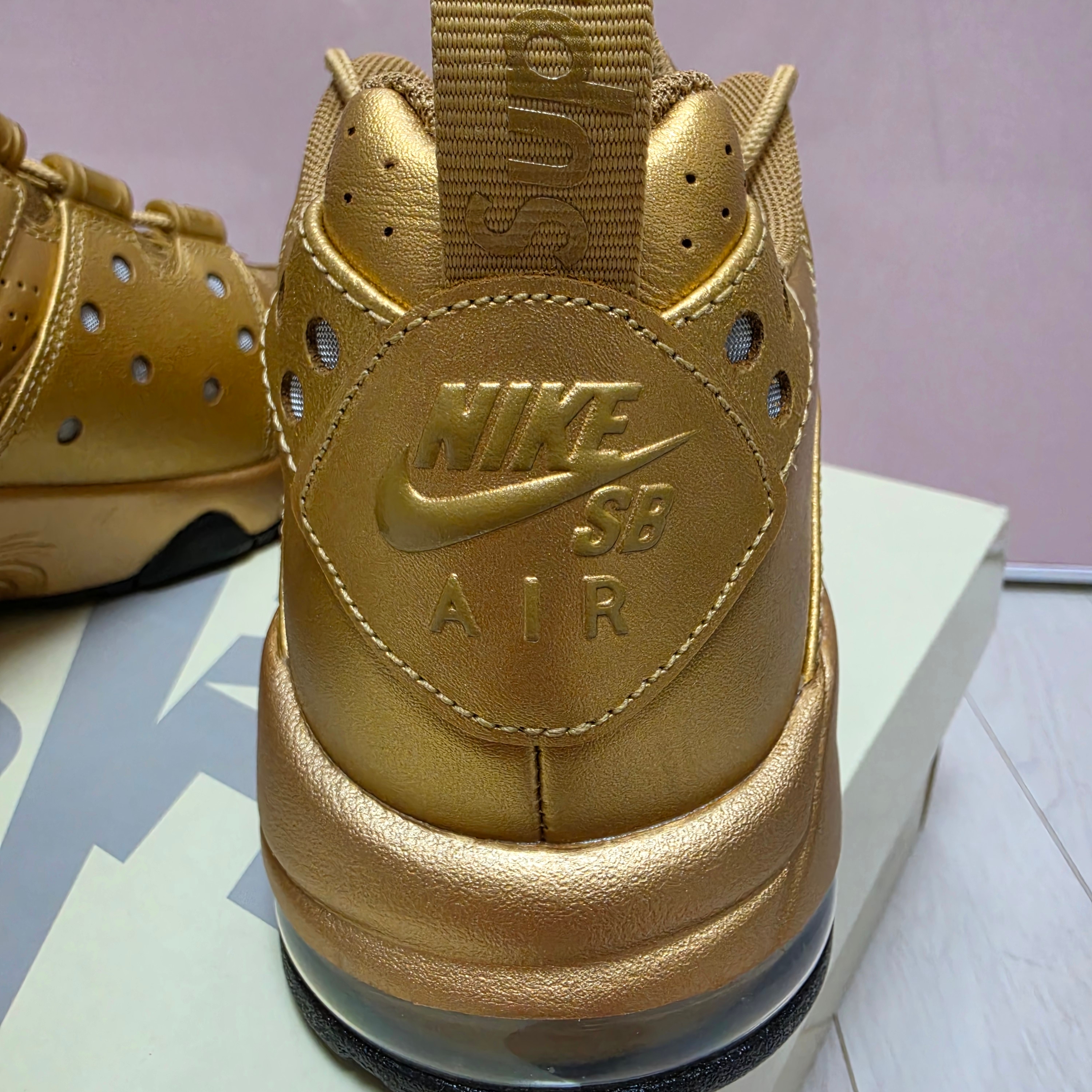 Nike x Supreme SB Air Max 2 CB 94 Low Metallic Gold Varisty Red Metallic Gold Black 착용 스타일 - 4