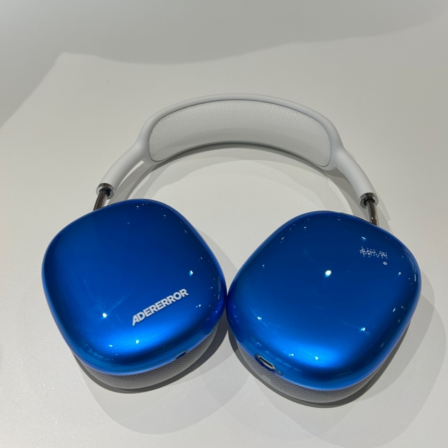 Ader Error Standic AirPods Max Case Z-Blue 착용 스타일