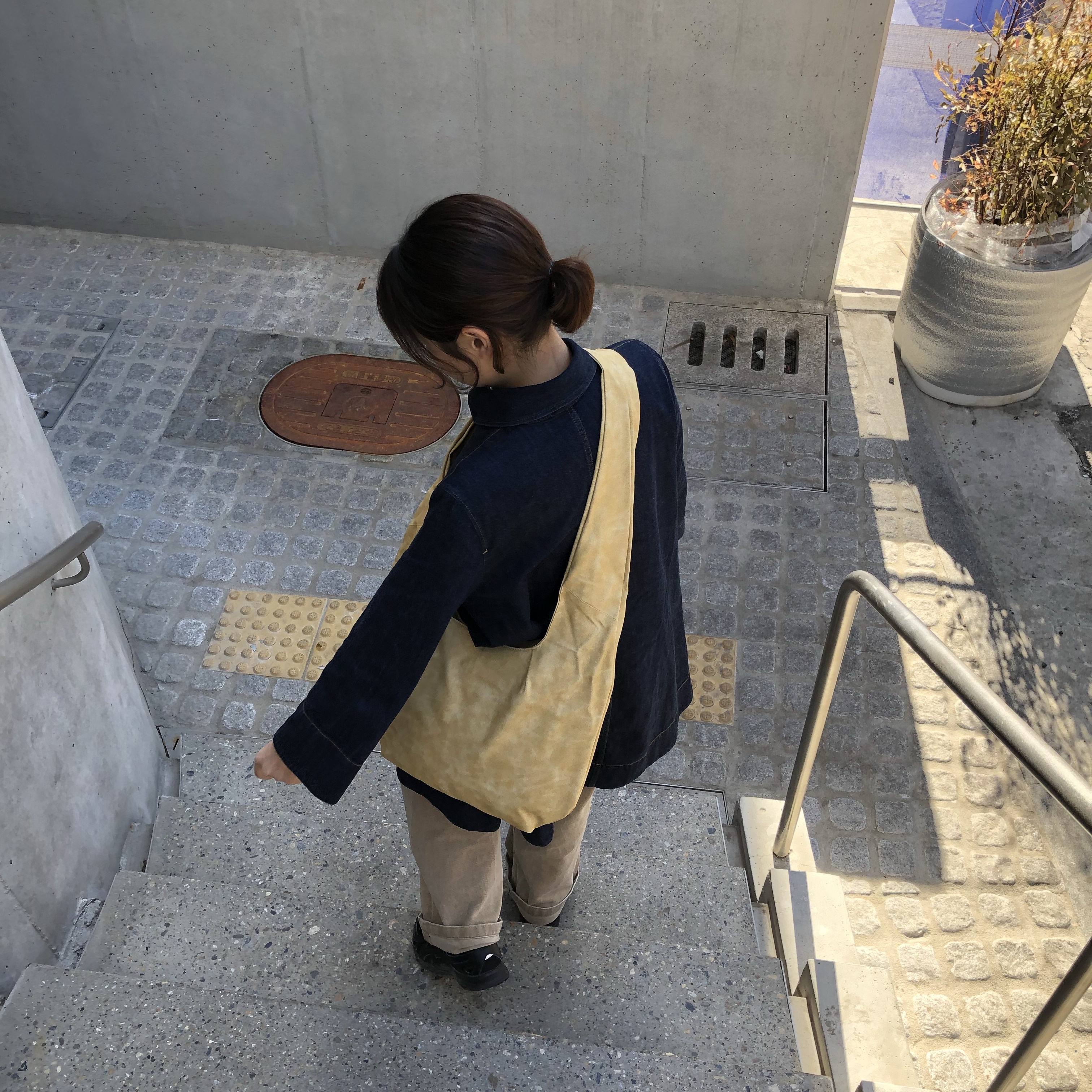 ACOC Interview L Bag_Yellow 착용 스타일 - 1
